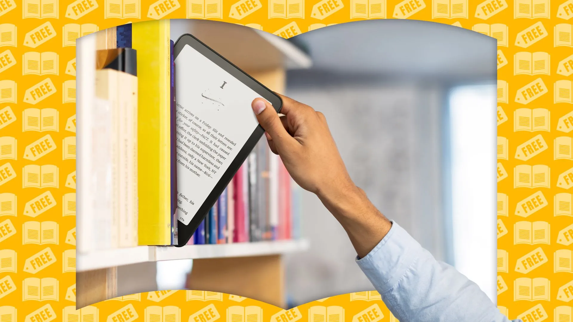 Một người đang lấy thiết bị đọc sách Kindle từ giá sách đầy ắp, biểu tượng cho thư viện cá nhân.