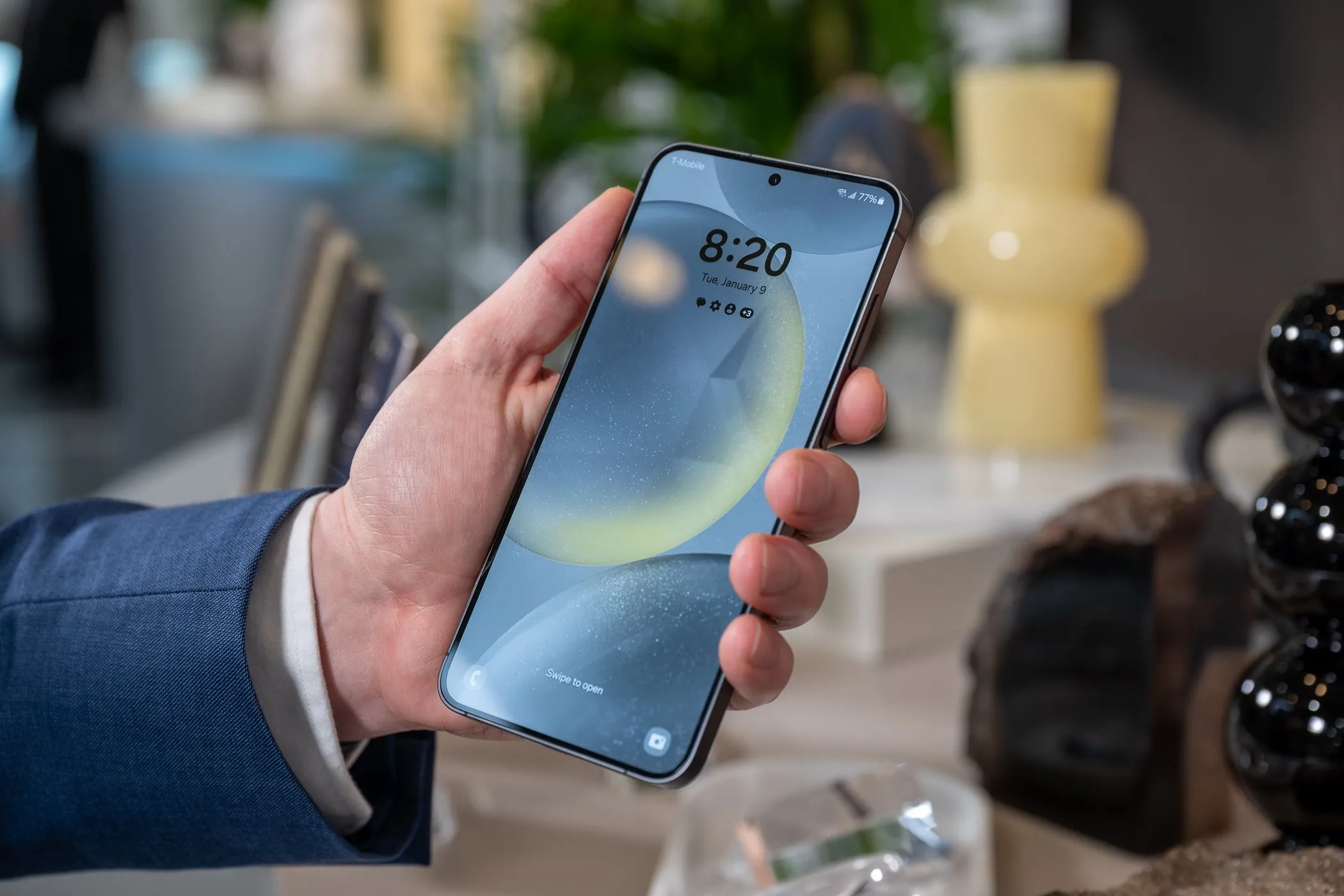 Người dùng cầm Galaxy S24+ hiển thị màn hình khóa, minh họa chất lượng màn hình Dynamic AMOLED 2X sắc nét, tương đồng với Galaxy S25+.