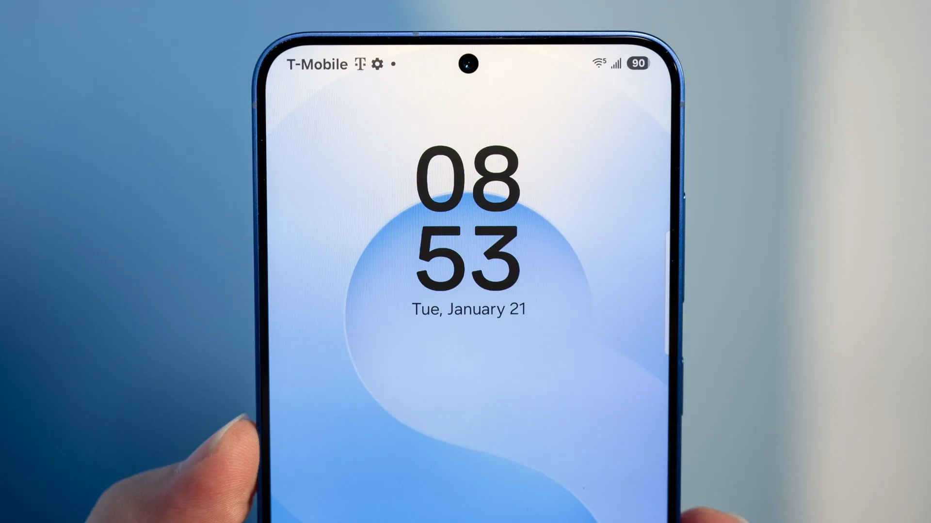 Người dùng cầm Samsung Galaxy S25+, thể hiện thiết kế tổng thể và ảnh hưởng đến thời lượng pin 4.900 mAh.