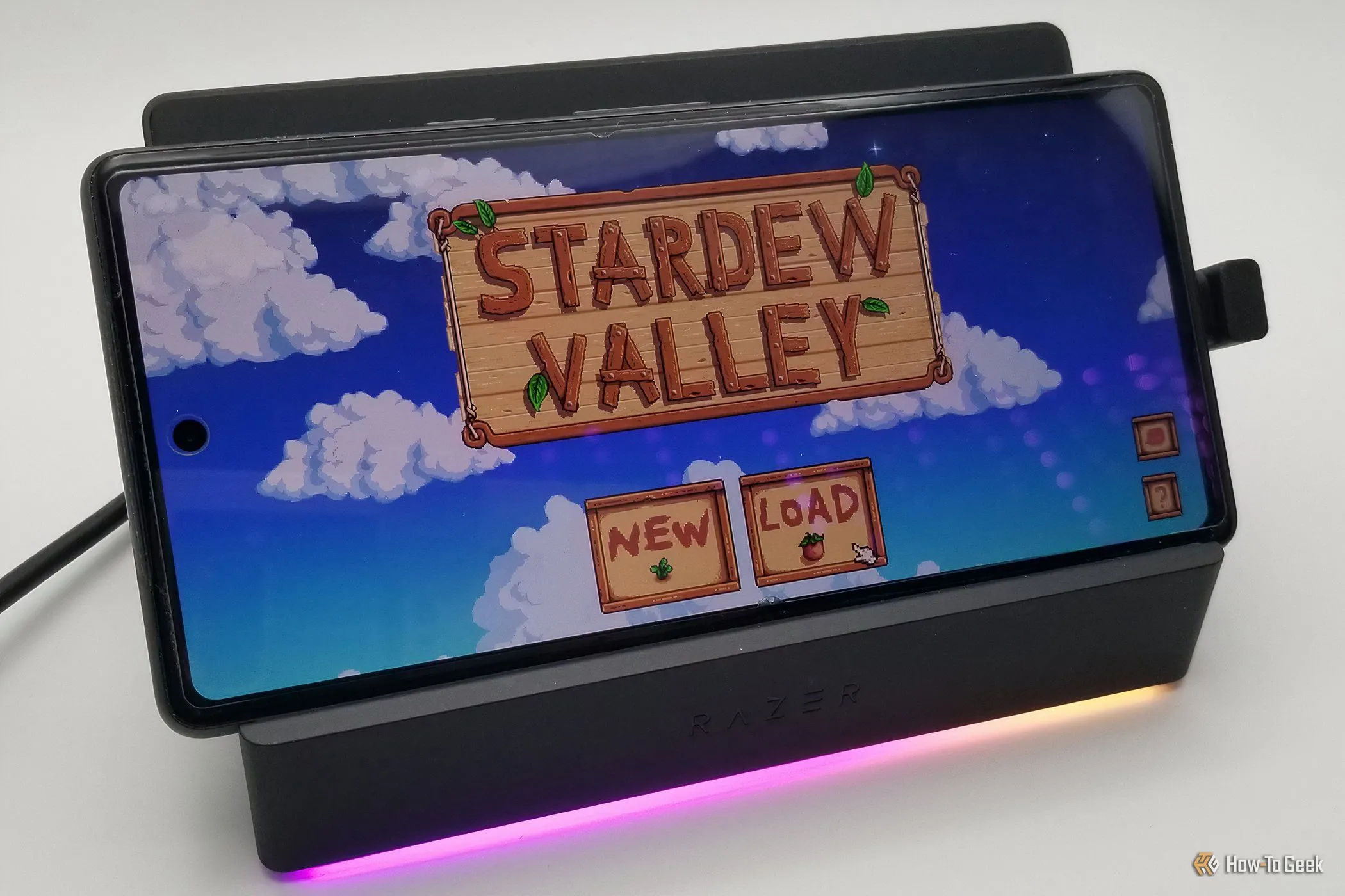 Razer Handheld Dock Chroma hiển thị một chiếc điện thoại thông minh đang chơi game di động trên màn hình lớn