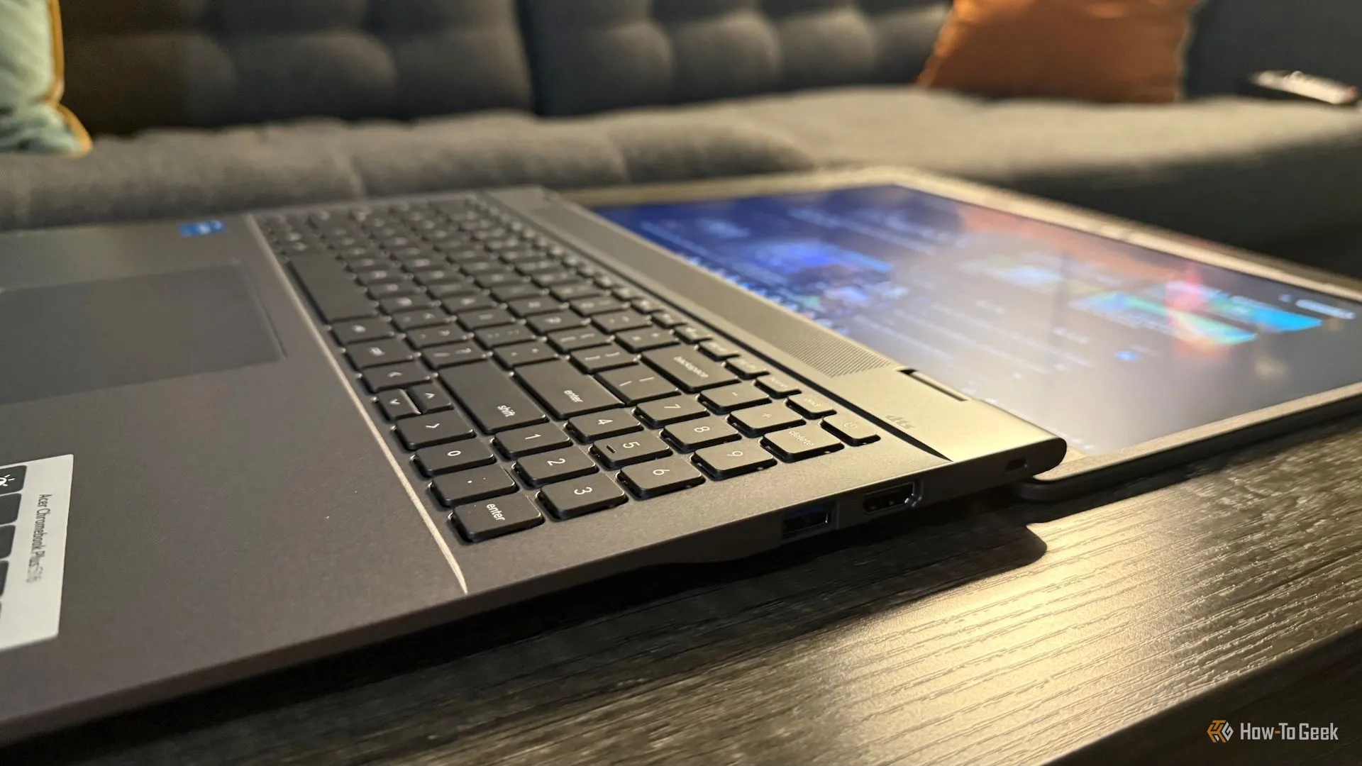 Acer Chromebook Plus 516 đặt phẳng trên bàn, thể hiện tổng thể thiết kế và cổng kết nối