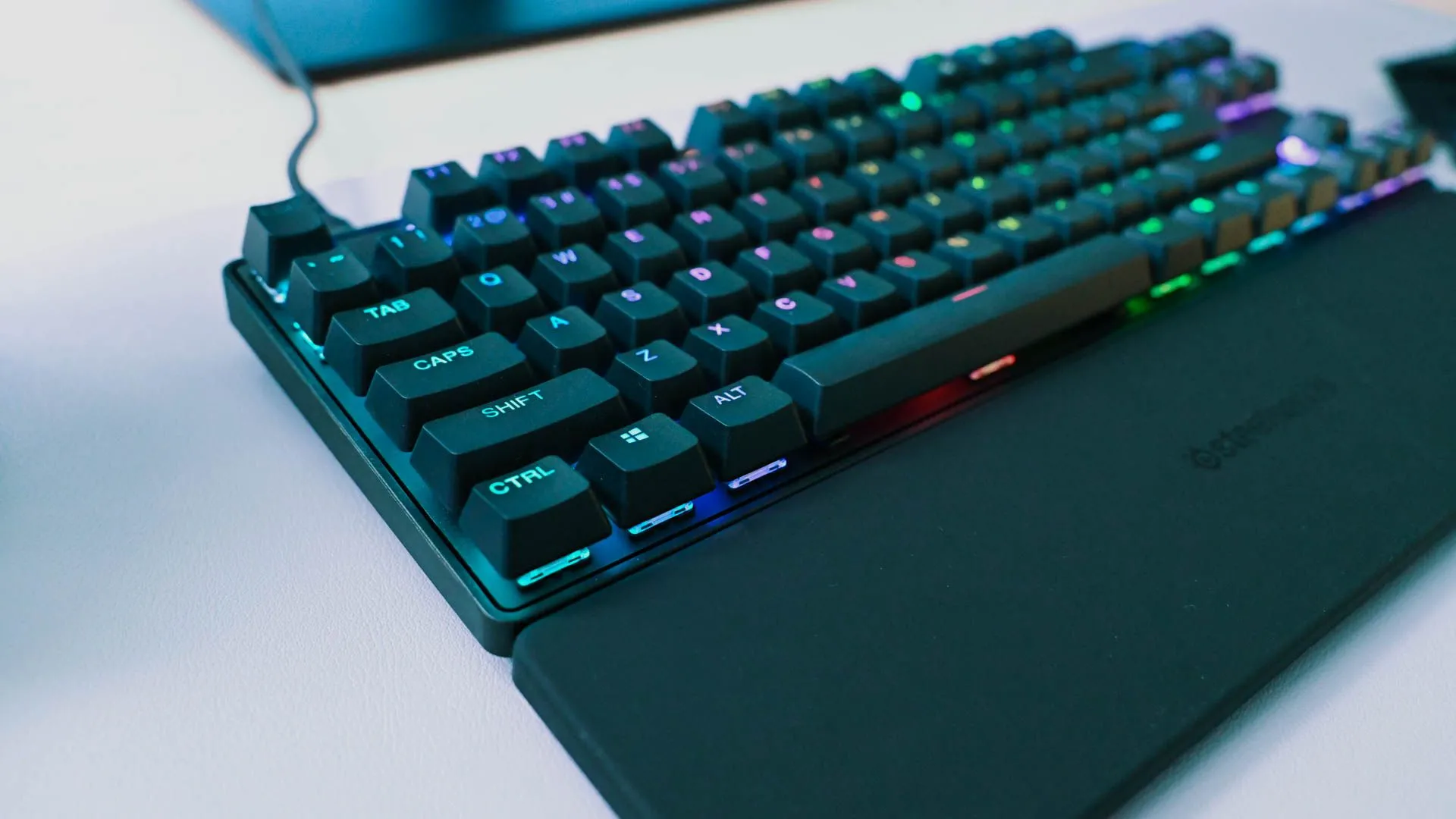 Bàn phím cơ Tenkeyless (TKL) SteelSeries Apex Pro, minh họa kiểu bàn phím không có cụm số