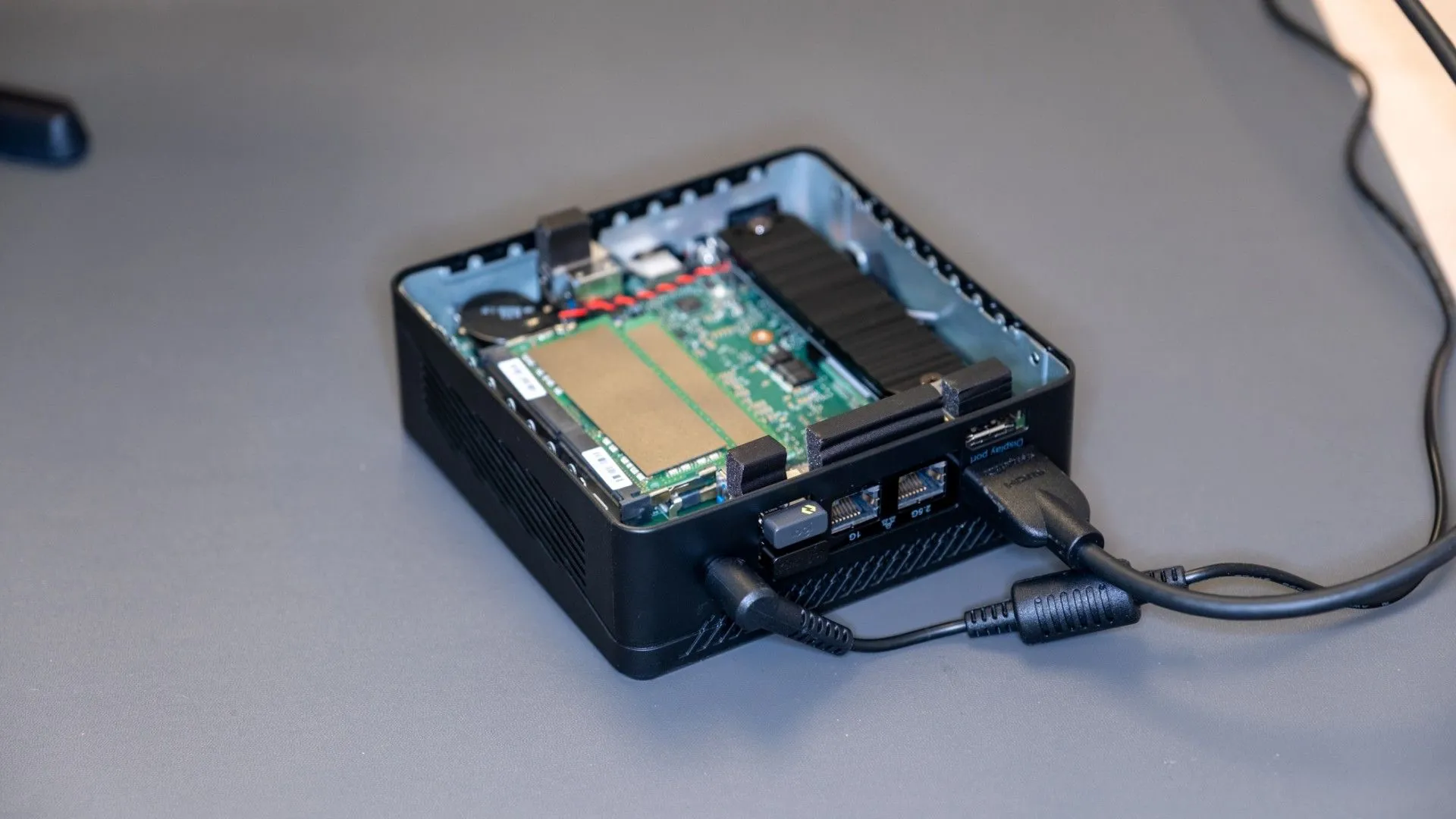 Bên trong một Mini PC MSI Cubi 5 12M với các linh kiện được sắp xếp gọn gàng