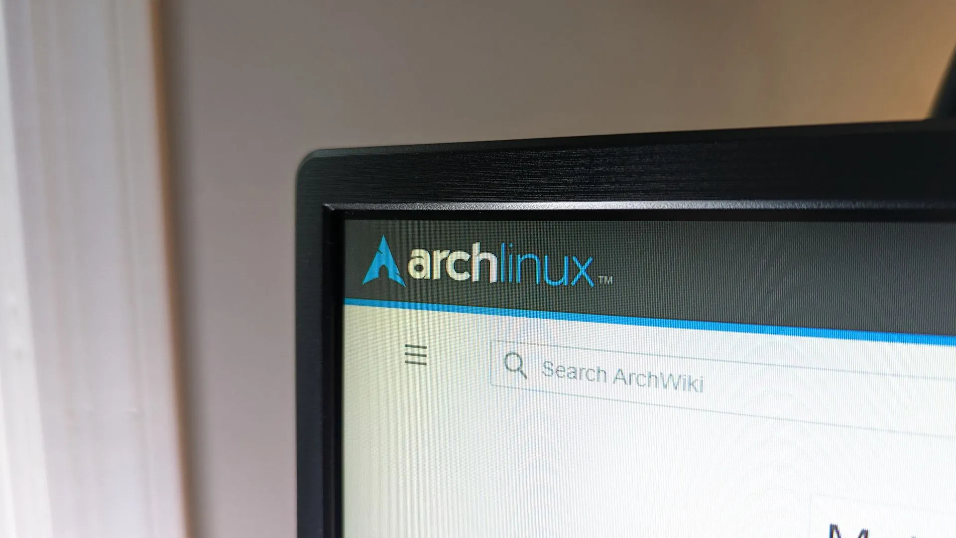 Biểu tượng Arch Linux trên trang web ArchWiki, minh họa cho hệ điều hành nền tảng của Garuda.
