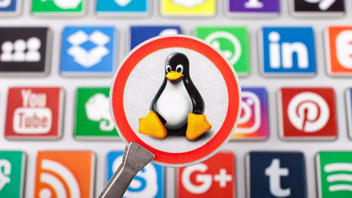 Biểu tượng Linux cùng các logo công nghệ khác, thể hiện sự phổ biến của phần mềm mã nguồn mở