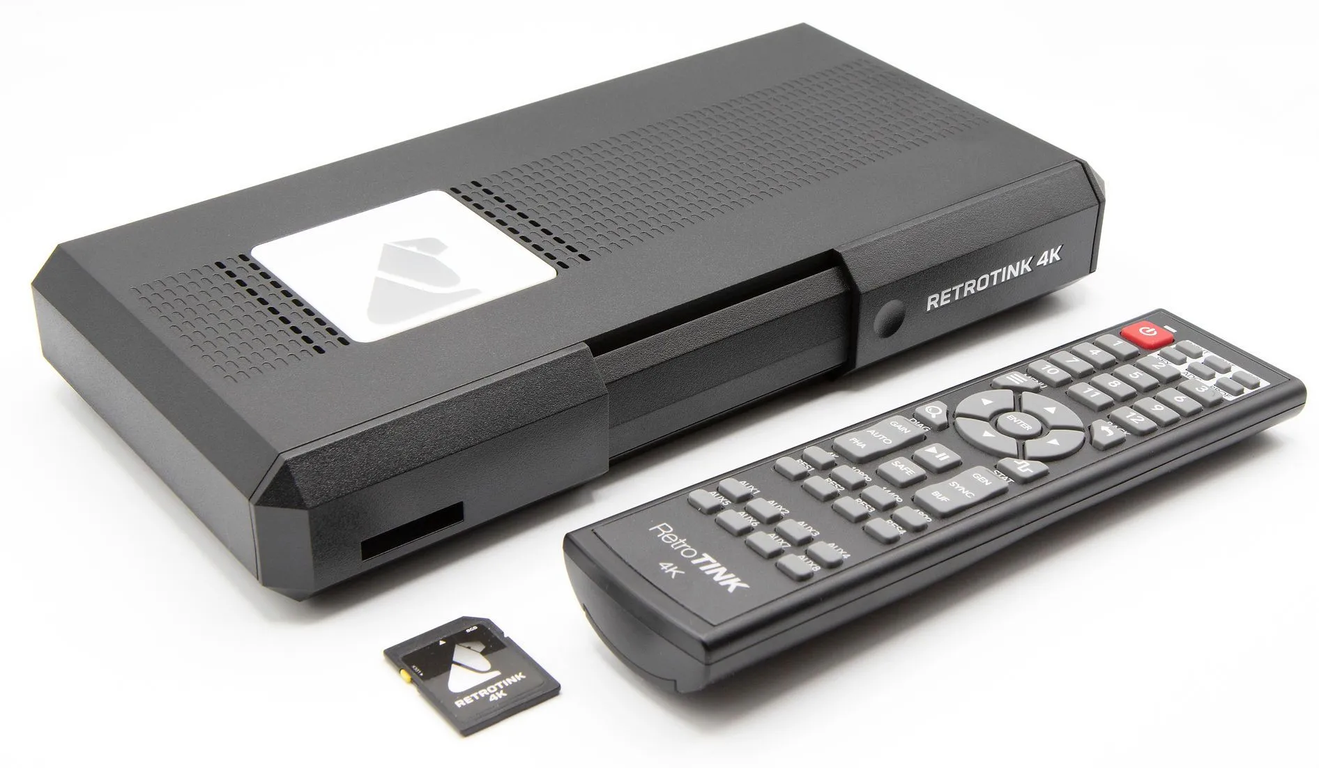 Bộ chuyển đổi tín hiệu RetroTINK-4K cao cấp cùng điều khiển và thẻ nhớ SD, giải pháp chơi game retro trên TV hiện đại.