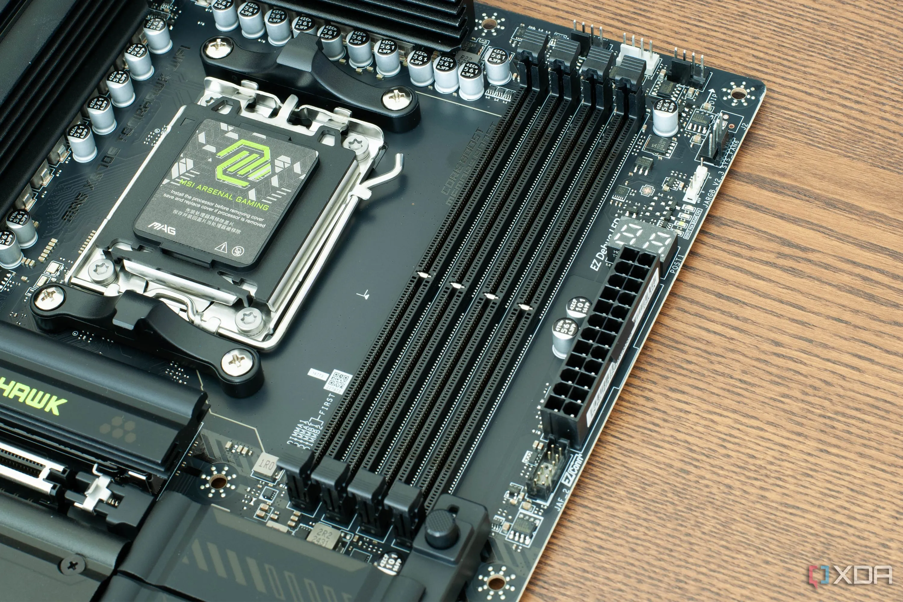 Các khe cắm RAM DDR5 trên bo mạch chủ MSI MAG X870E Tomahawk Wifi, nhấn mạnh khả năng hỗ trợ tốc độ bộ nhớ