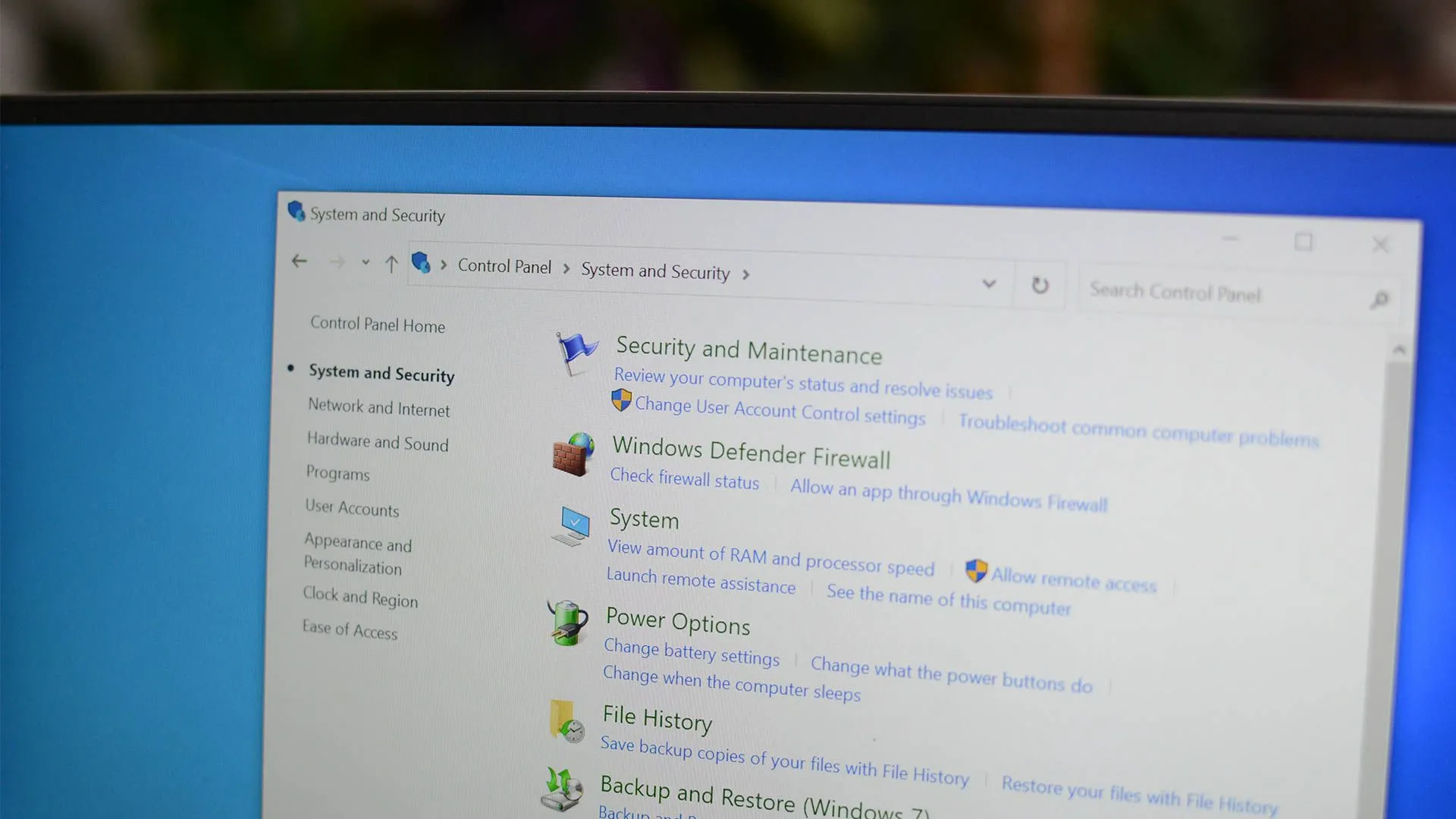 Cài đặt Hệ thống và Bảo mật trong Control Panel của Windows, minh họa giới hạn của phần mềm bảo mật trước tấn công vật lý