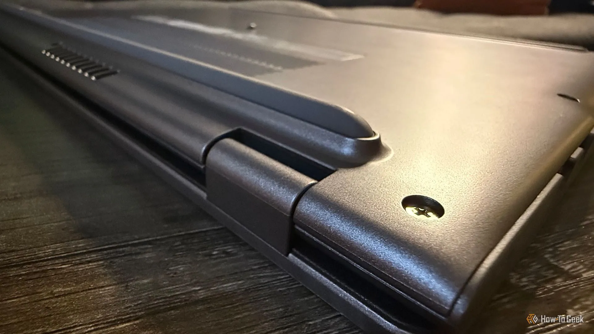 Cận cảnh bản lề và dải chống trượt phía dưới của Acer Chromebook Plus 516, chi tiết thiết kế phần cứng