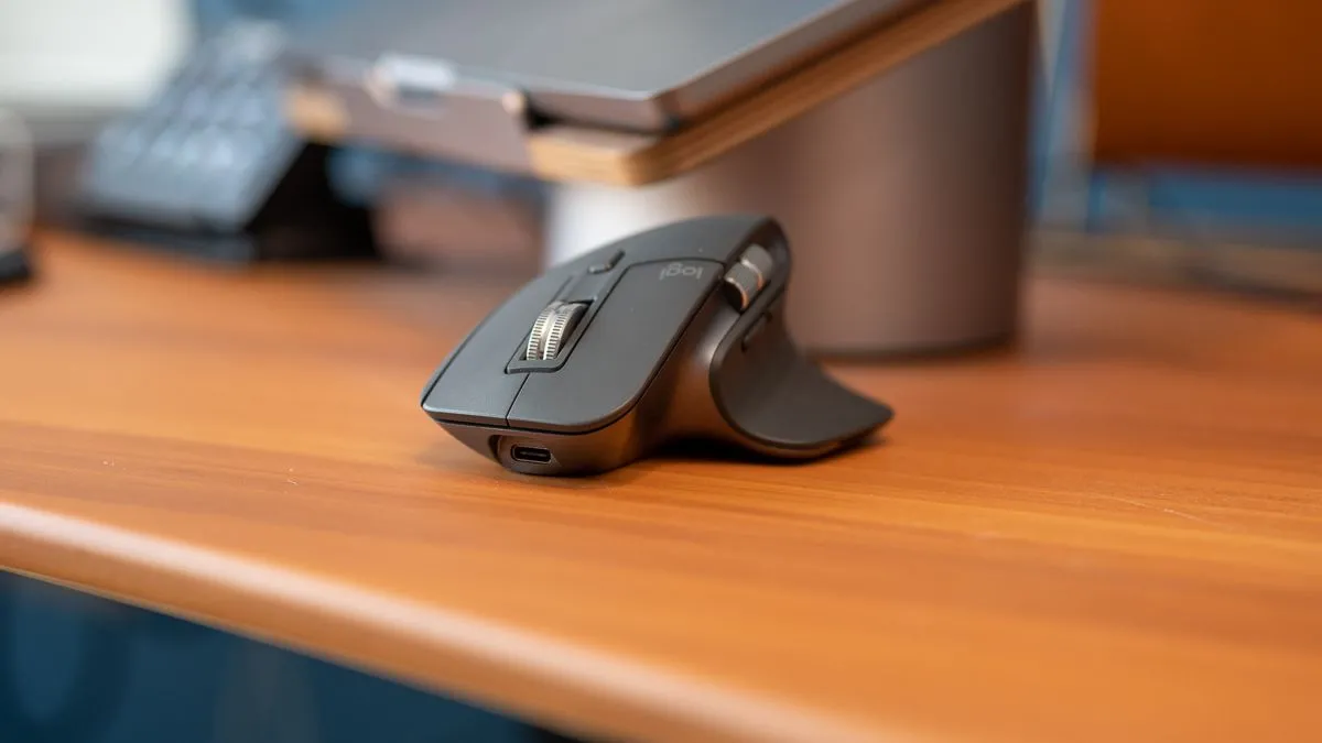 Cận cảnh cổng USB-C trên chuột Logitech MX Master 3S, minh họa chi tiết sản phẩm phục vụ điều khiển media.