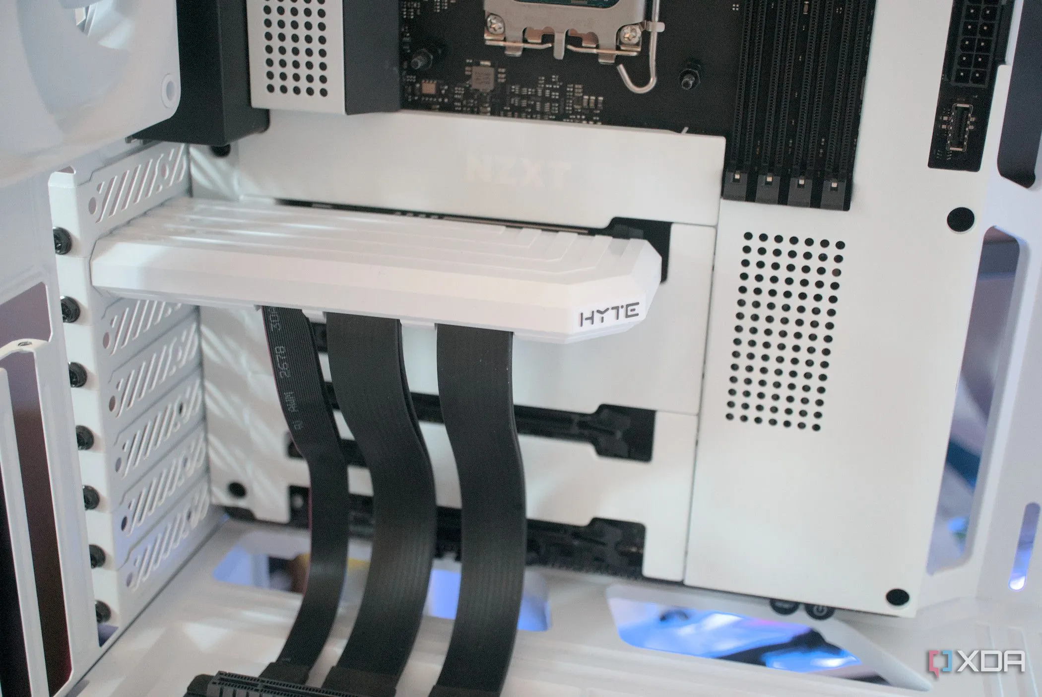 Cáp riser PCIe được lắp đặt bên trong vỏ máy tính HYTE Y40 Snow White Edition, cho phép card đồ họa hiển thị dọc đẹp mắt.