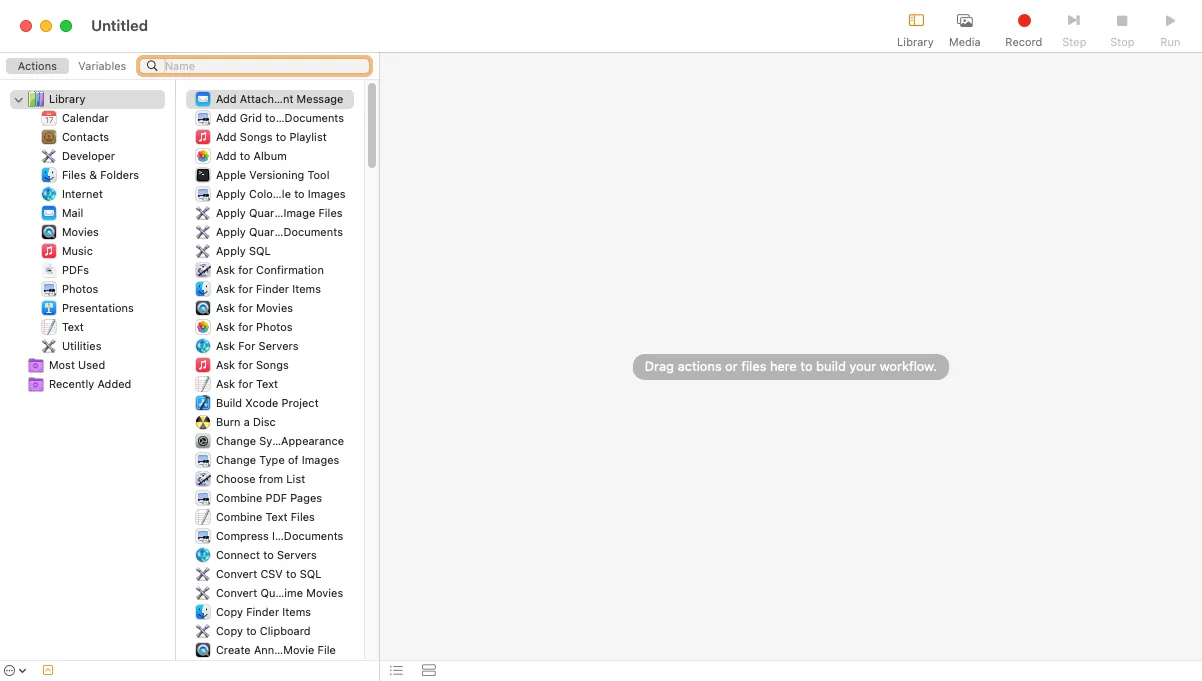 Cửa sổ Automator trống trên macOS hiển thị danh sách các danh mục và hành động có thể kéo thả để tạo workflow.