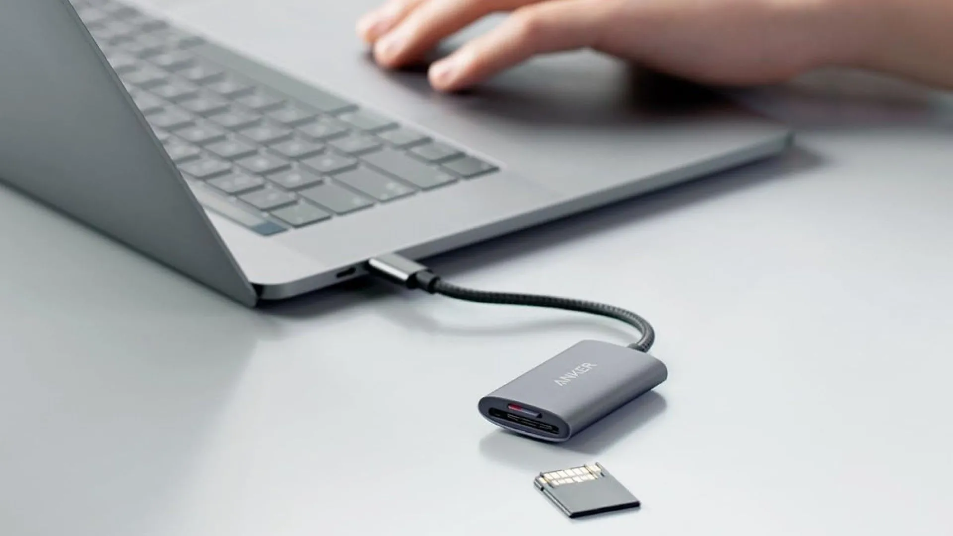 Đầu đọc thẻ Anker kết nối với máy tính xách tay.