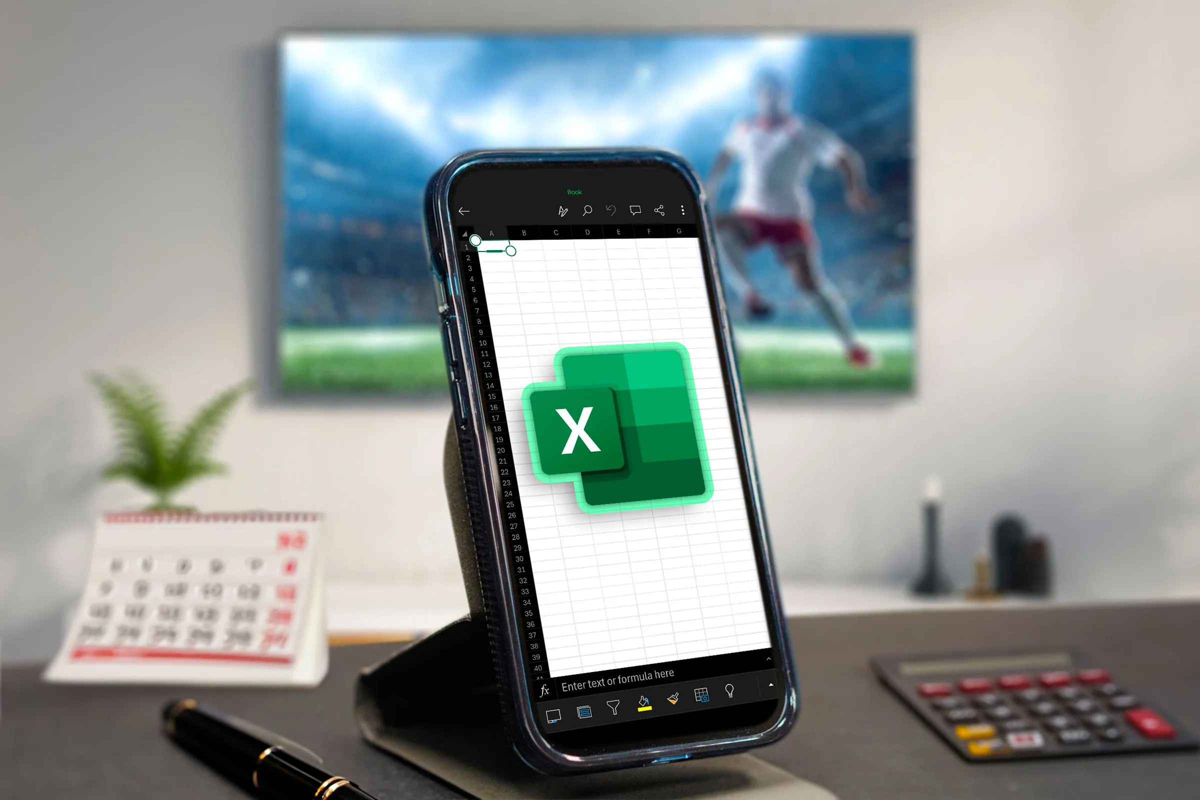 Điện thoại hiển thị ứng dụng Excel cùng các vật dụng văn phòng, cho thấy Excel là công cụ đa năng không chỉ dành cho công việc kế toán.