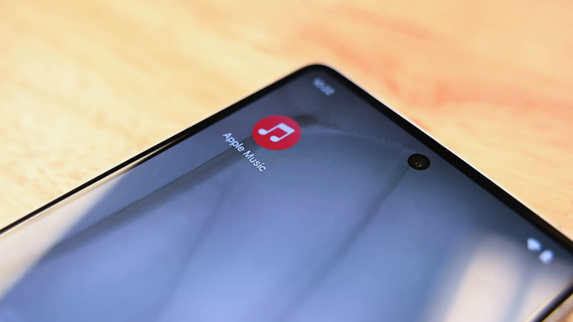 Giao diện Apple Music trên điện thoại Android, minh họa cho việc sử dụng các tính năng tích hợp như TuneIn radio.