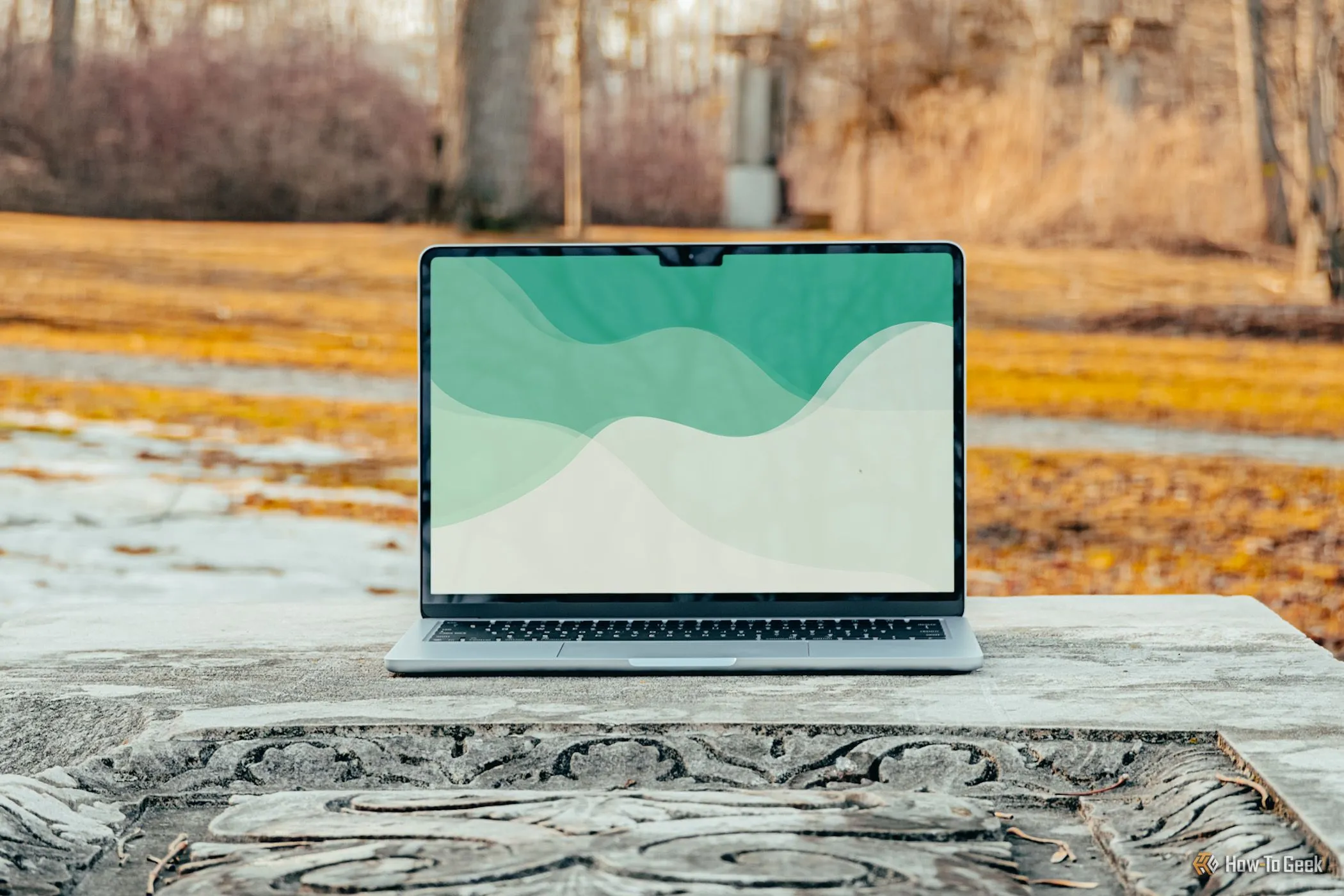 Góc nhìn trực diện của màn hình MacBook Air M4 Sky Blue, hiển thị camera 12MP Center Stage