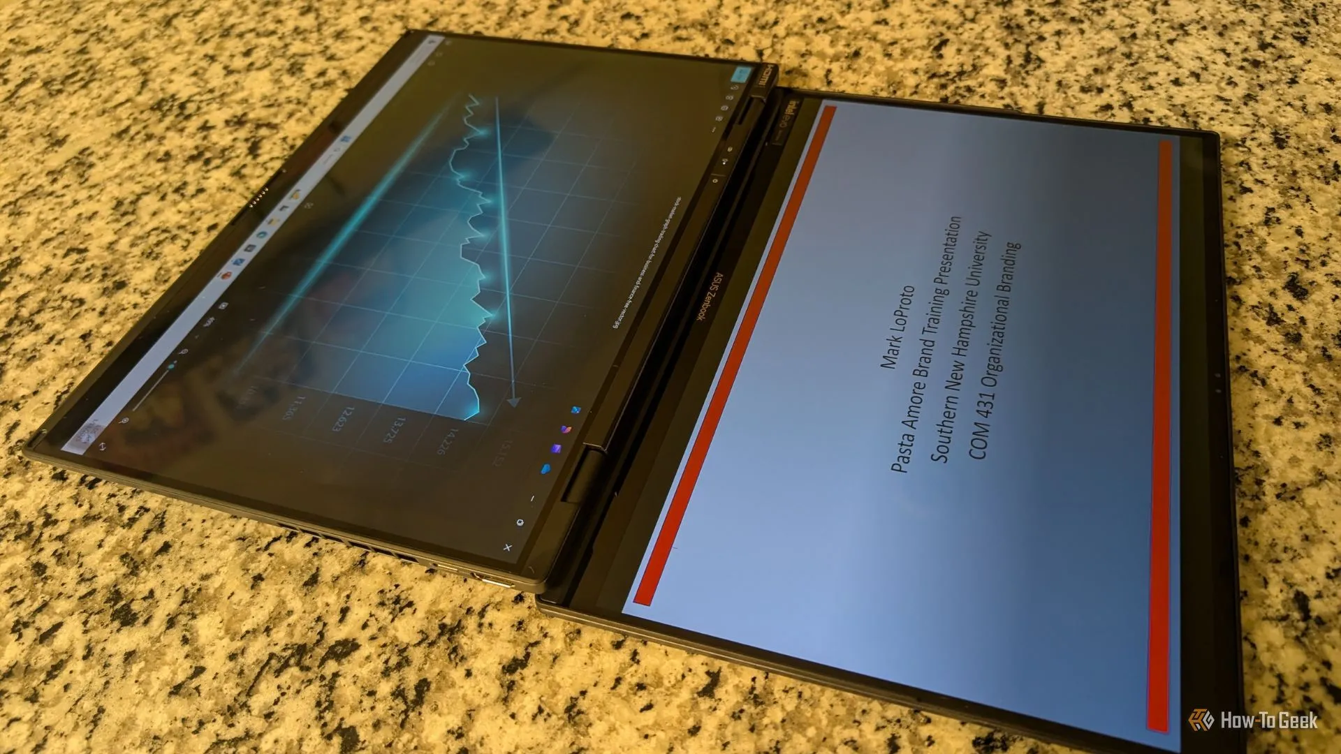 Hai màn hình của ASUS Zenbook Duo đang hoạt động ở chế độ chia sẻ, đối diện nhau.