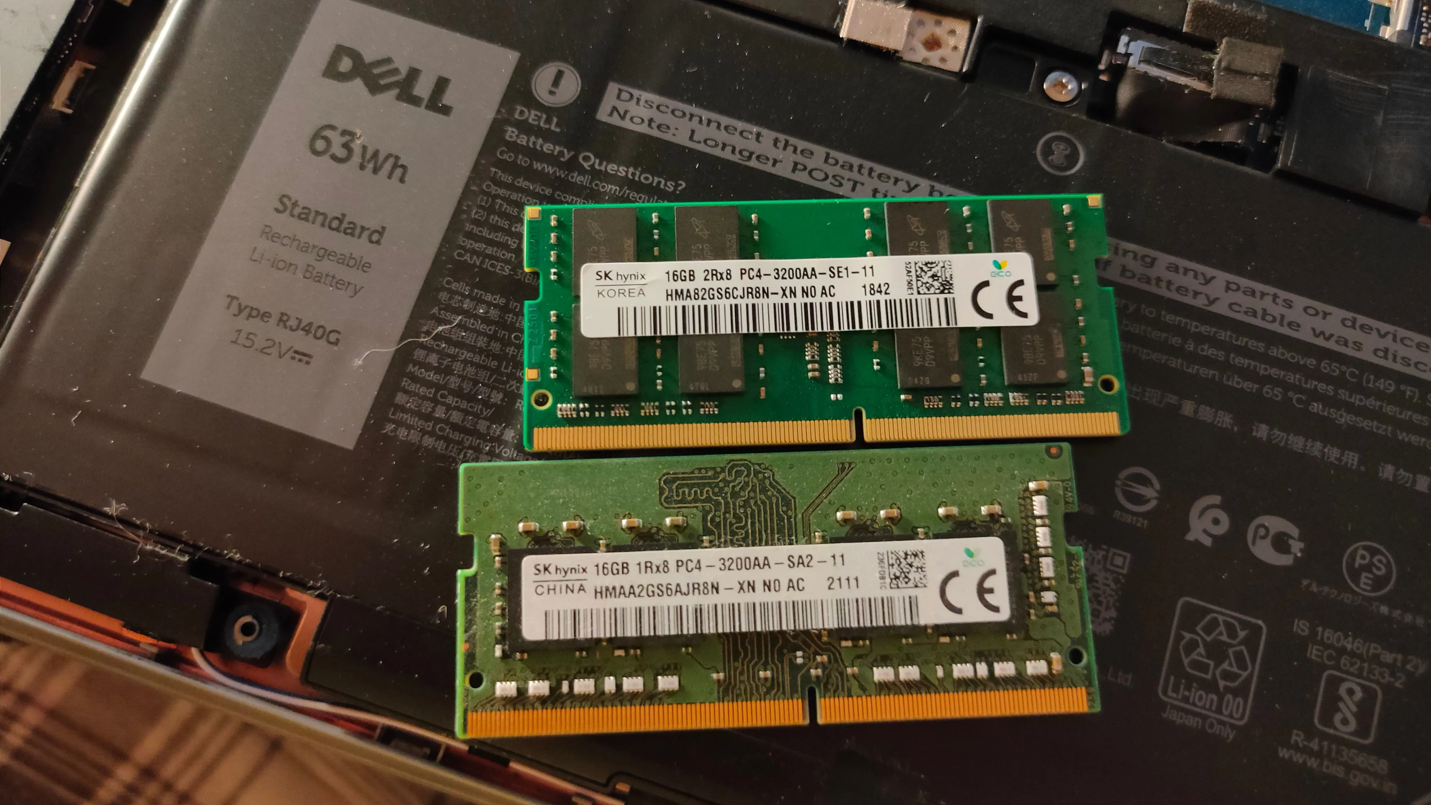 Hai thanh RAM SODIMM SK Hynix cho laptop, biểu tượng của cấu hình kênh đôi (Dual-channel) giúp tăng băng thông bộ nhớ.