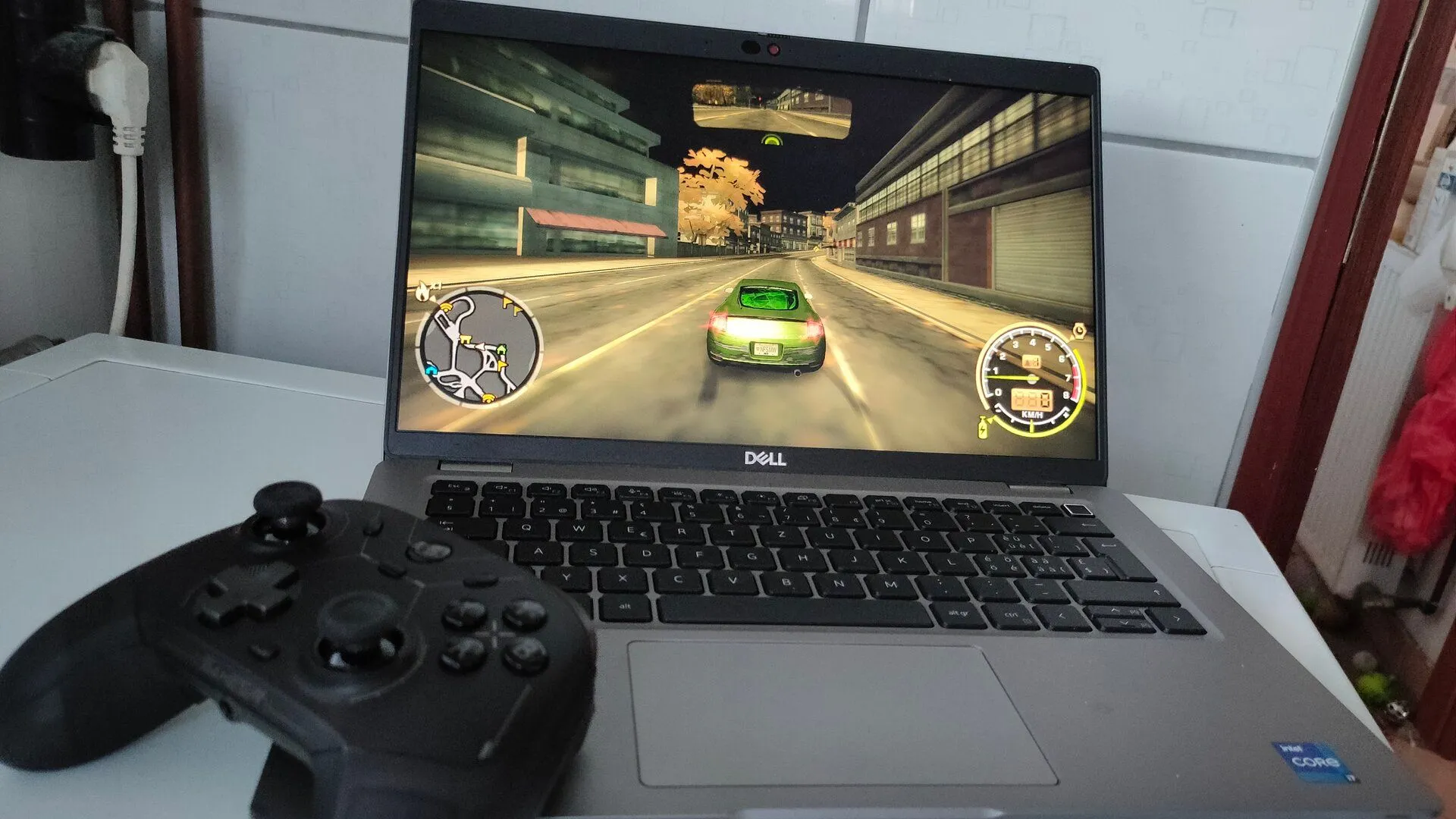 Laptop Dell Latitude 5420 đang chạy tựa game trên màn hình, minh họa khả năng chơi game sau khi nâng cấp RAM.