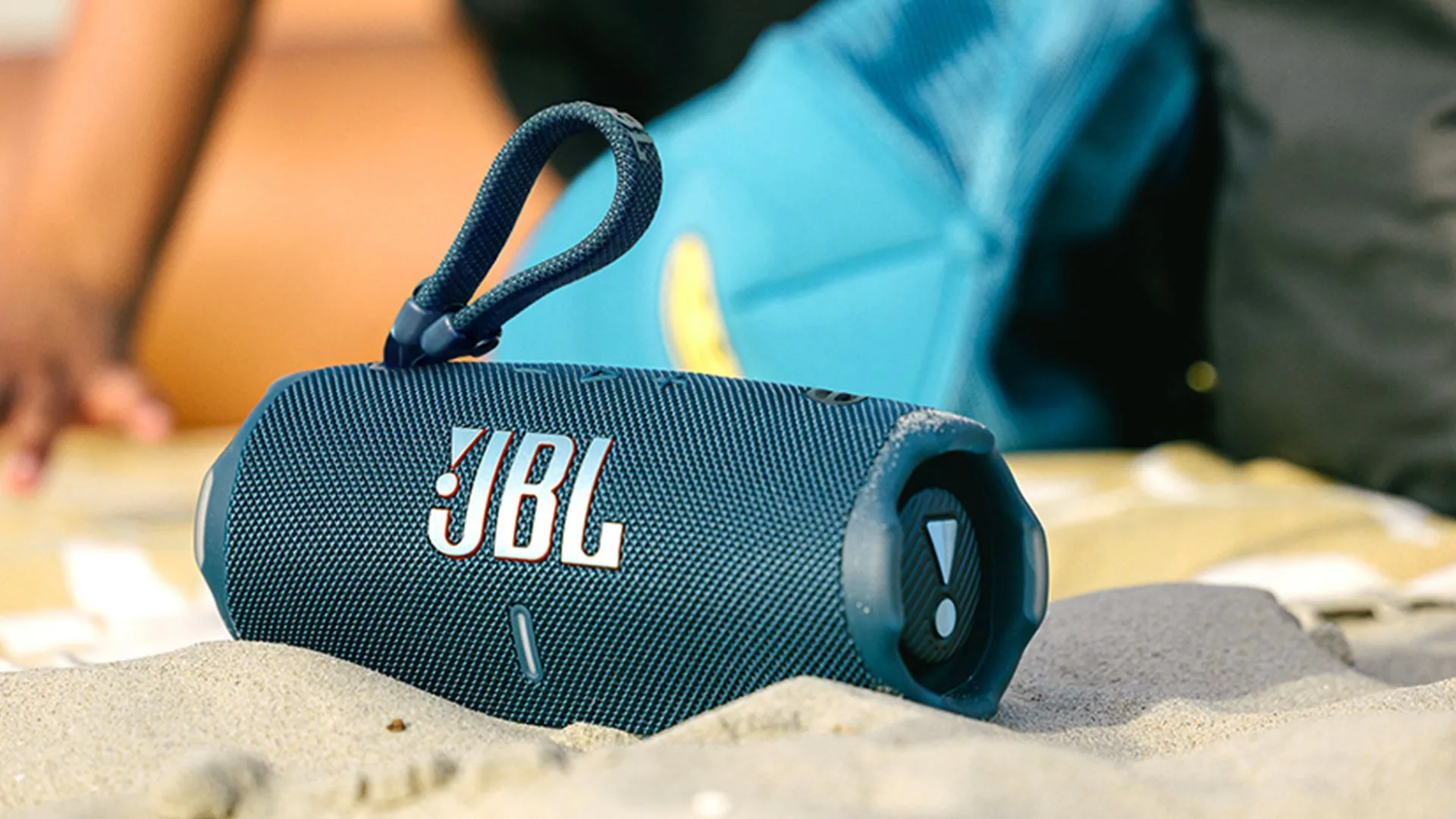 Loa Bluetooth JBL Charge 6 trên bãi cát