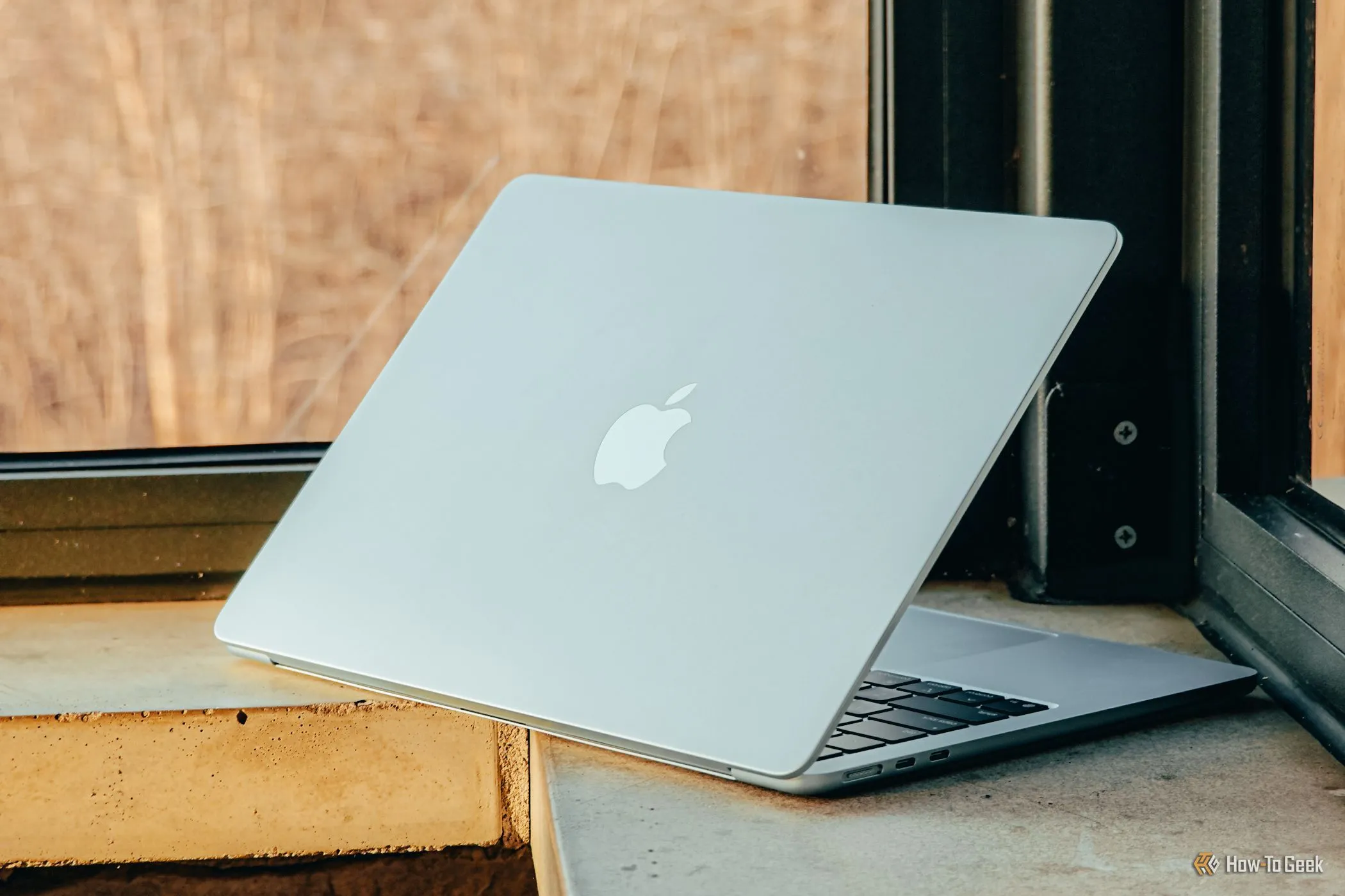MacBook Air M4 Sky Blue đặt nghiêng, thể hiện góc nhìn thiết kế tinh xảo