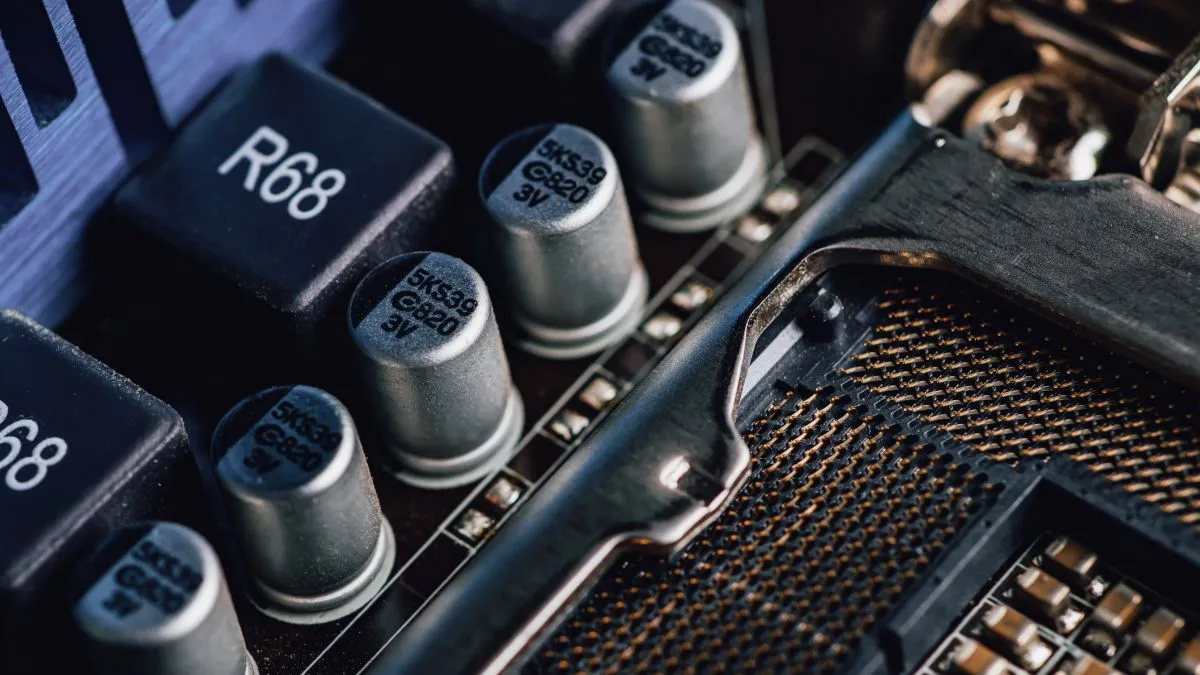 Mạch cấp nguồn VRM (Voltage Regulator Module) của CPU trên bo mạch chủ, đóng vai trò quan trọng trong việc ổn định điện áp cho PBO.