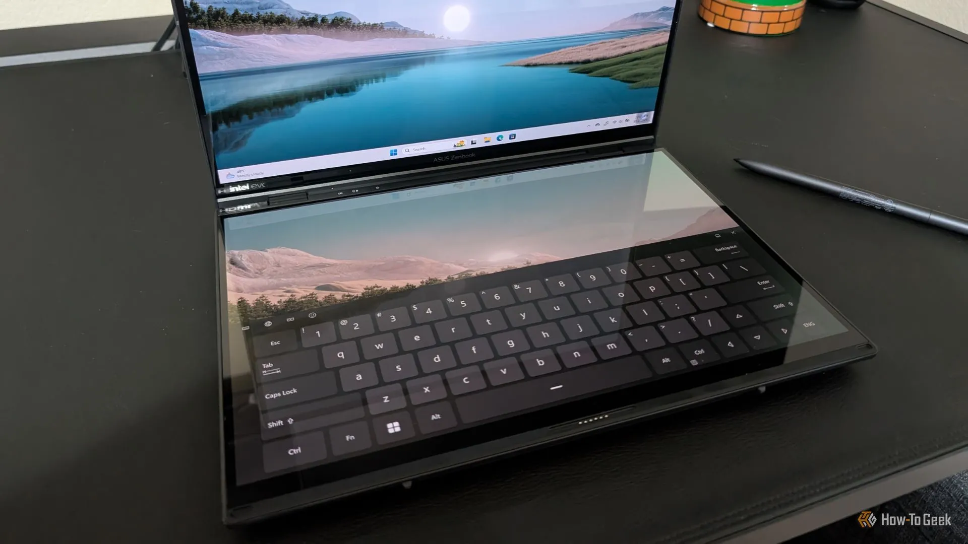 Màn hình dưới của ASUS Zenbook Duo hiển thị bàn phím cảm ứng và chữ viết tay.