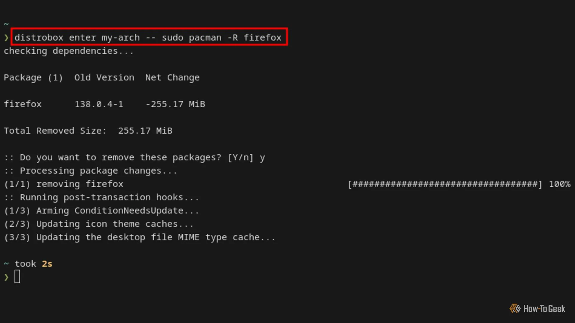 Màn hình terminal Linux hiển thị lệnh để gỡ cài đặt trình duyệt Firefox khỏi container Distrobox Arch Linux đã tạo trước đó.