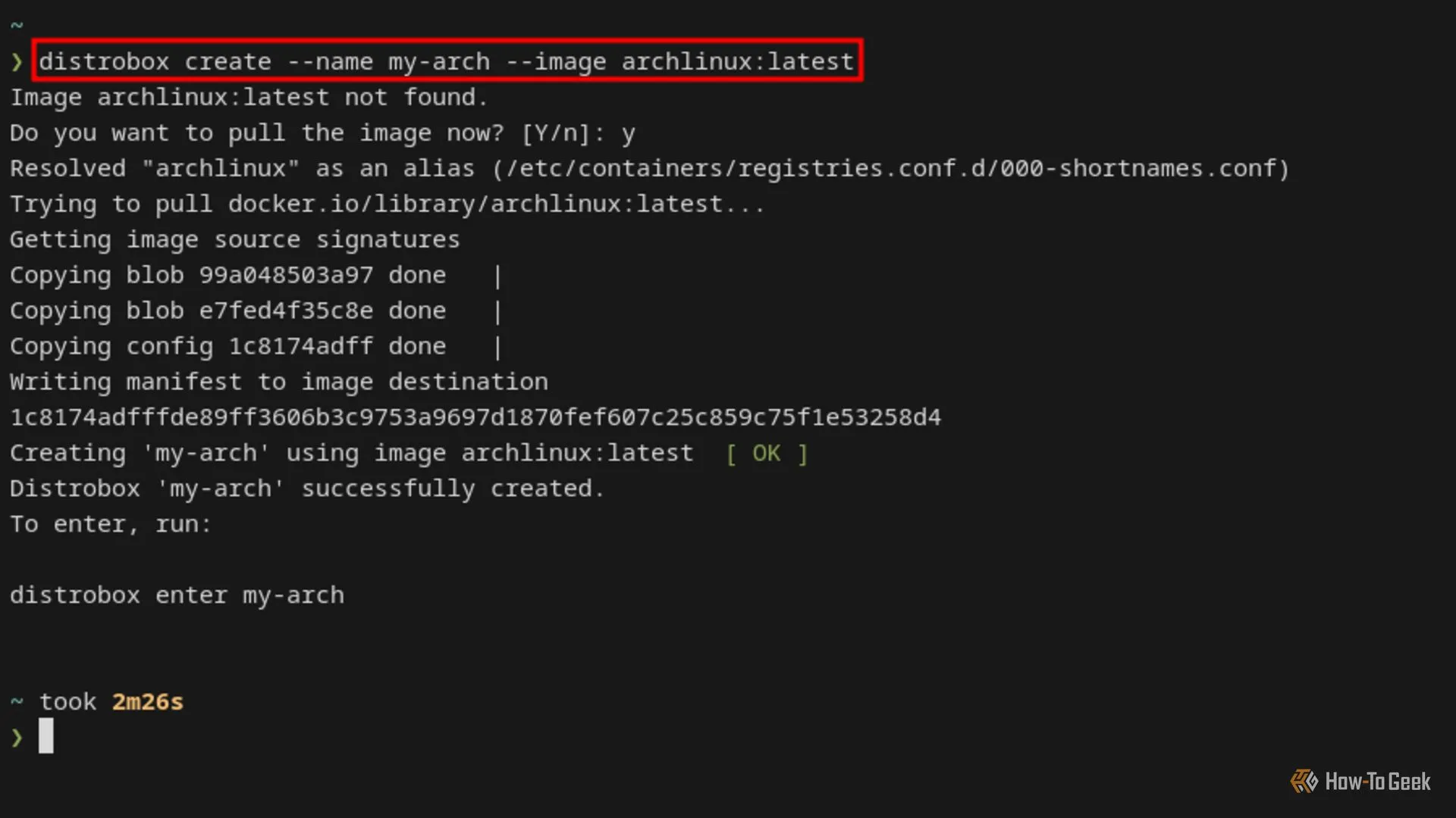 Màn hình terminal Linux hiển thị lệnh tạo container Arch Linux bằng Distrobox và các bước thực thi.
