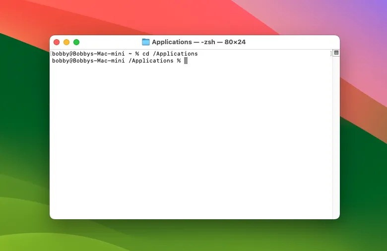 Màn hình Terminal macOS hiển thị kết quả lệnh &quot;cd /Applications&quot; đã được thực thi
