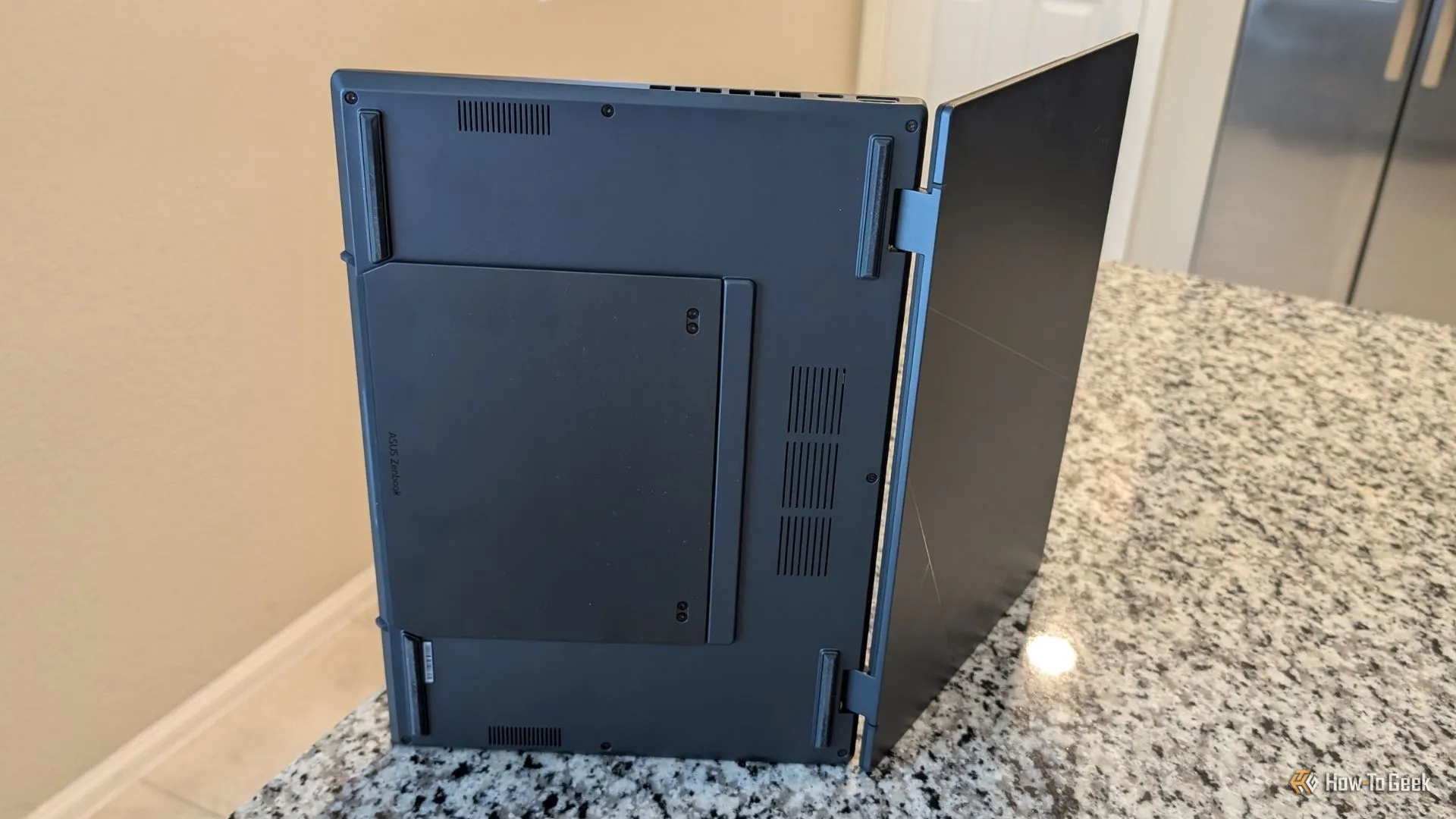 Mặt sau của ASUS Zenbook Duo khi đặt theo chiều dọc.