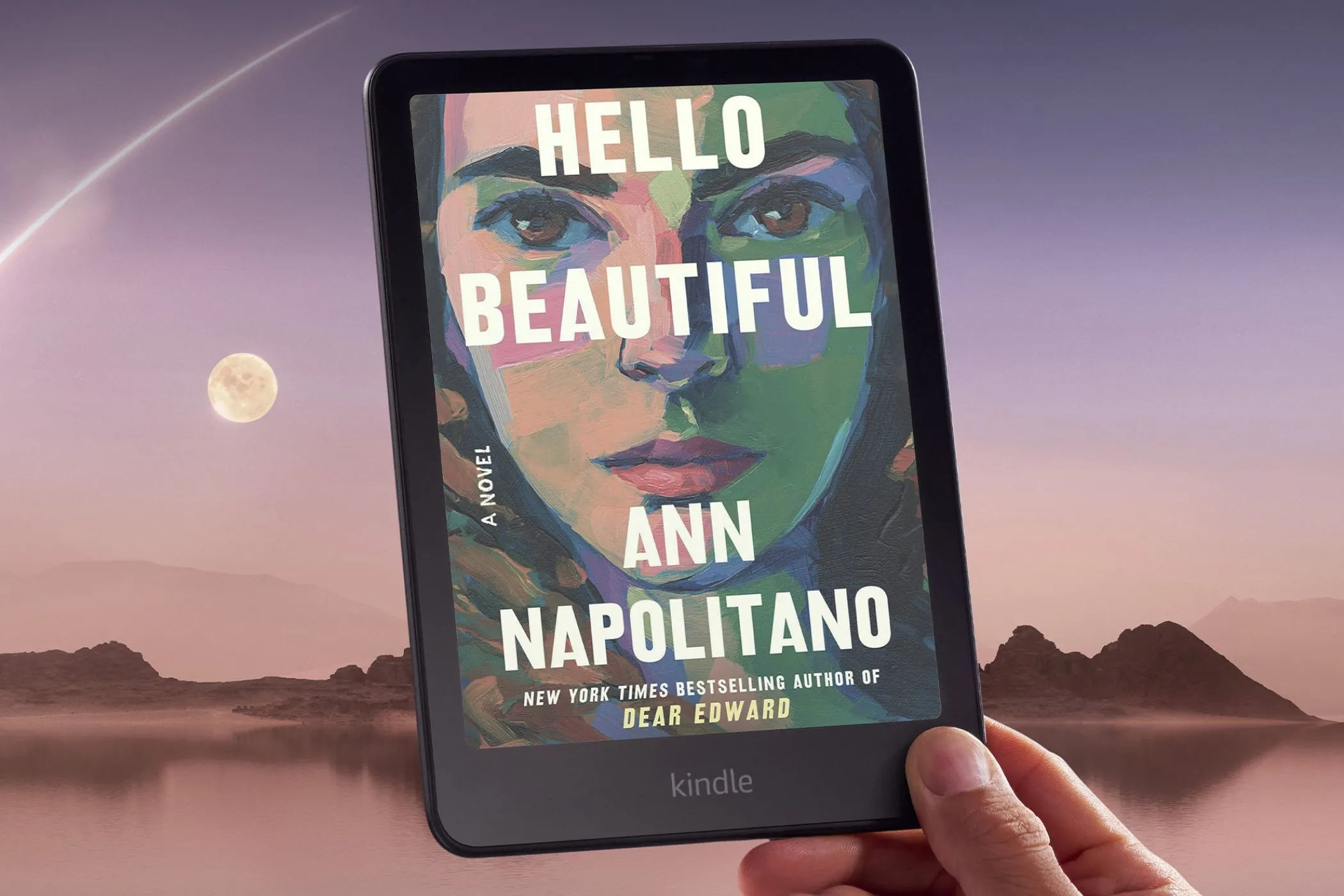 Máy đọc sách Amazon Kindle Colorsoft màu sắc trong tay.