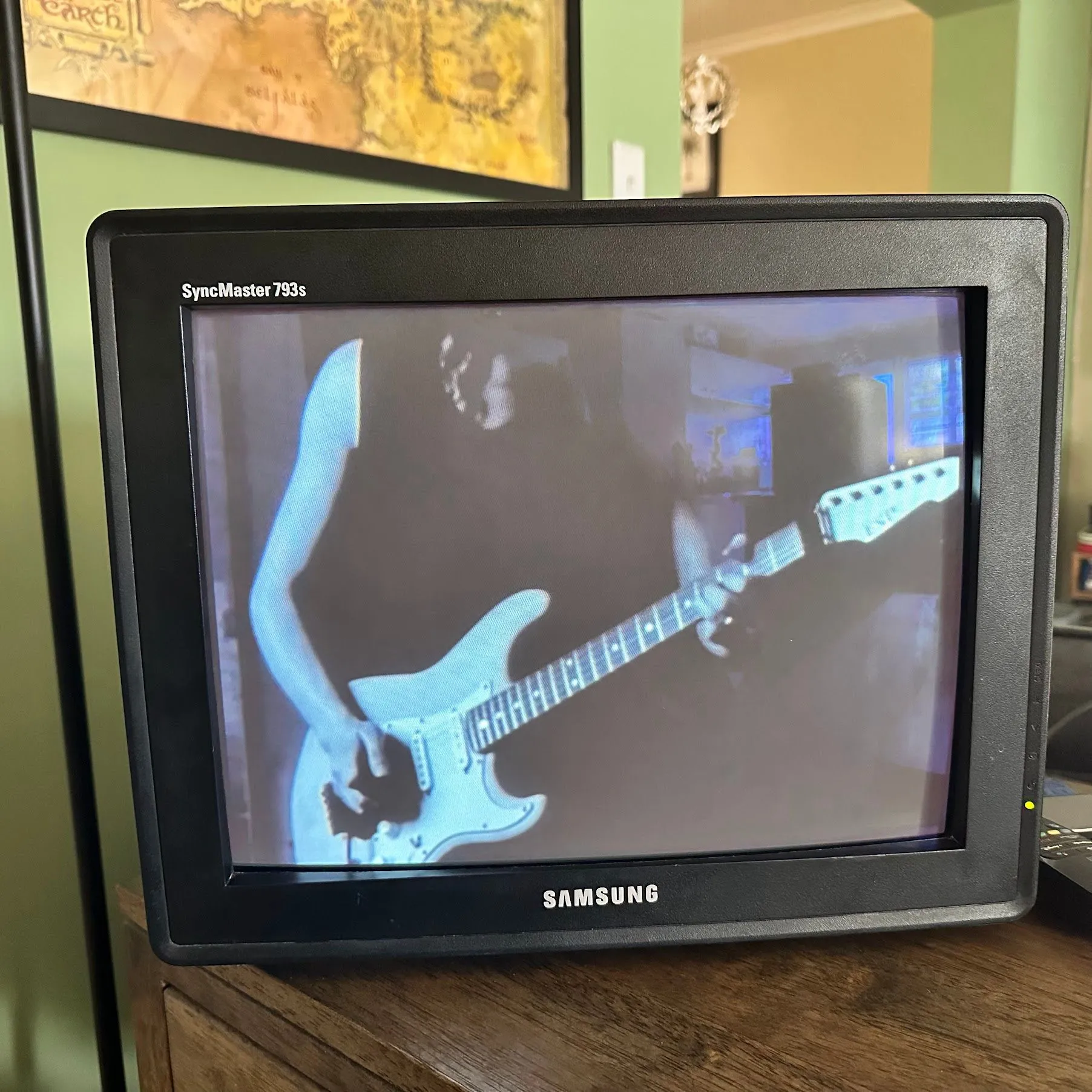 Một cảnh trong video âm nhạc &quot;One&quot; của Metallica được trình chiếu trên màn hình CRT, thể hiện chất lượng hiển thị nội dung SD tuyệt vời