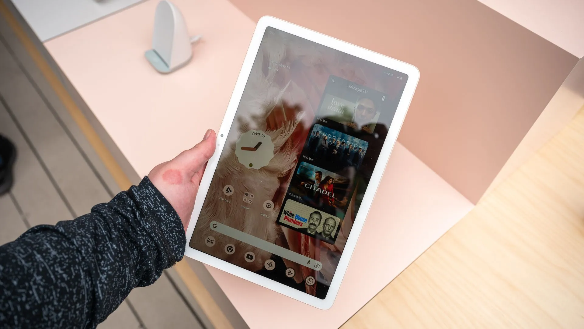 Người dùng đang cầm Google Pixel Tablet theo chiều dọc.