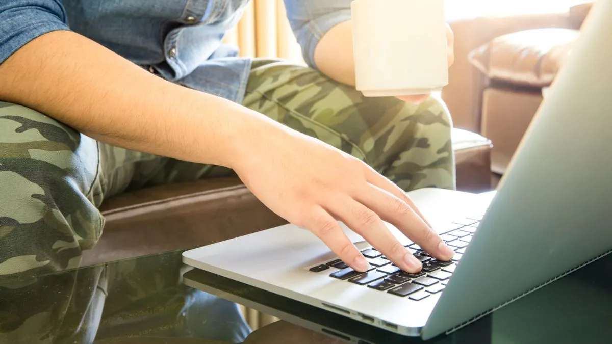 Người dùng đang làm việc trên MacBook, có thể gặp phải các vấn đề liên quan đến lỗi ứng dụng không thể mở