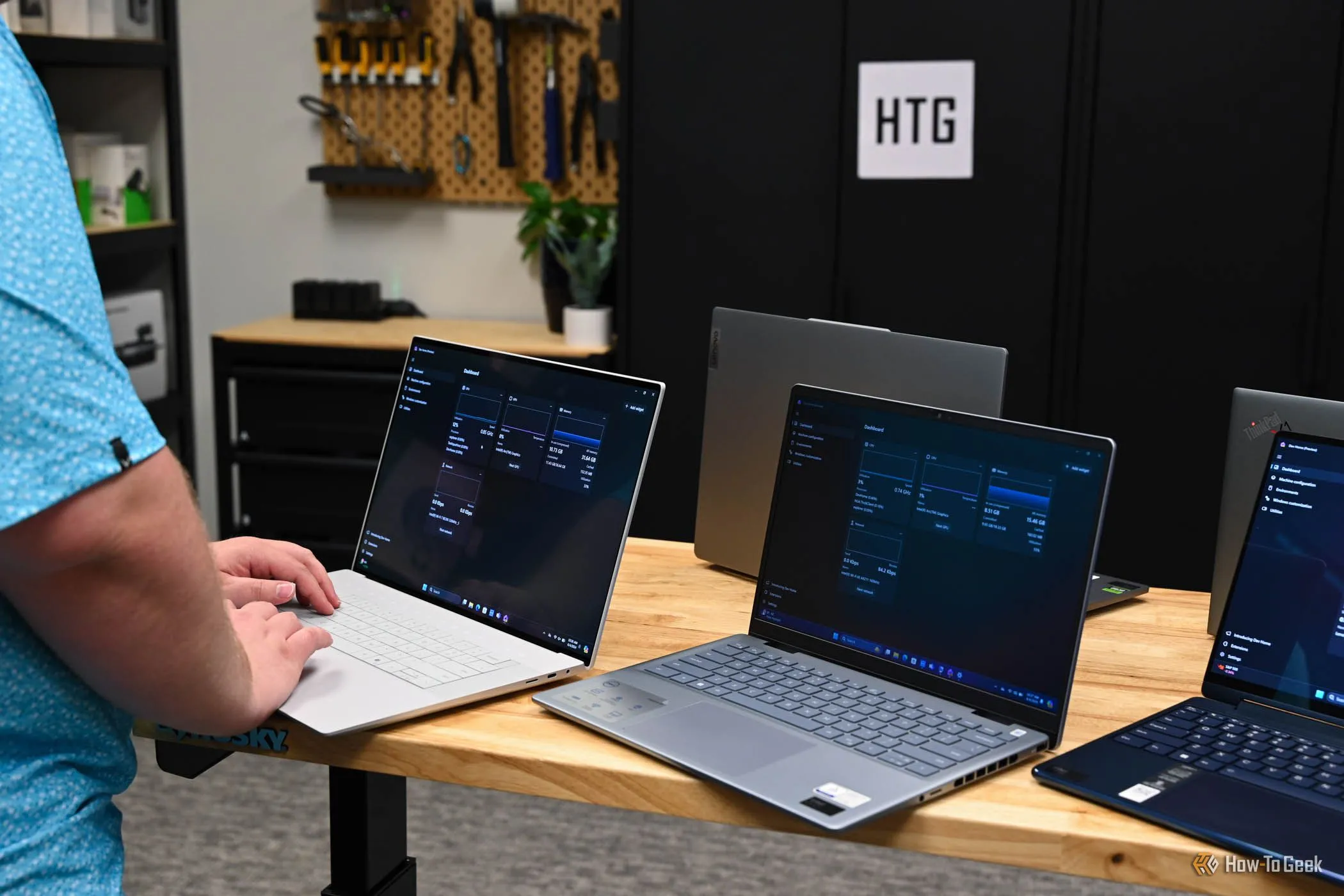 Người dùng đang thử nghiệm hiệu năng của một chiếc laptop, tập trung vào trải nghiệm thực tế