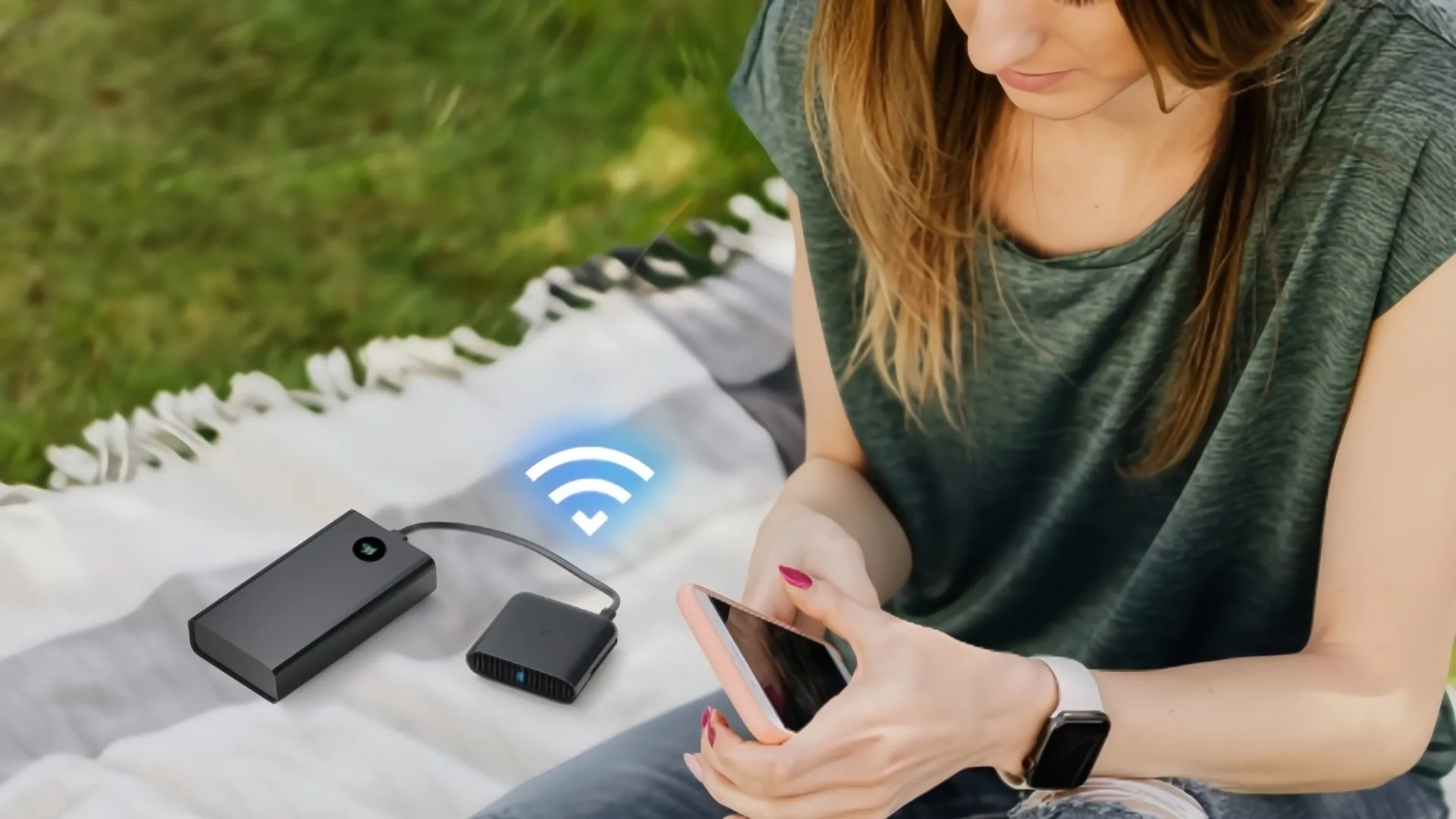 Người phụ nữ sử dụng router du lịch TP-Link TL-WR3002X