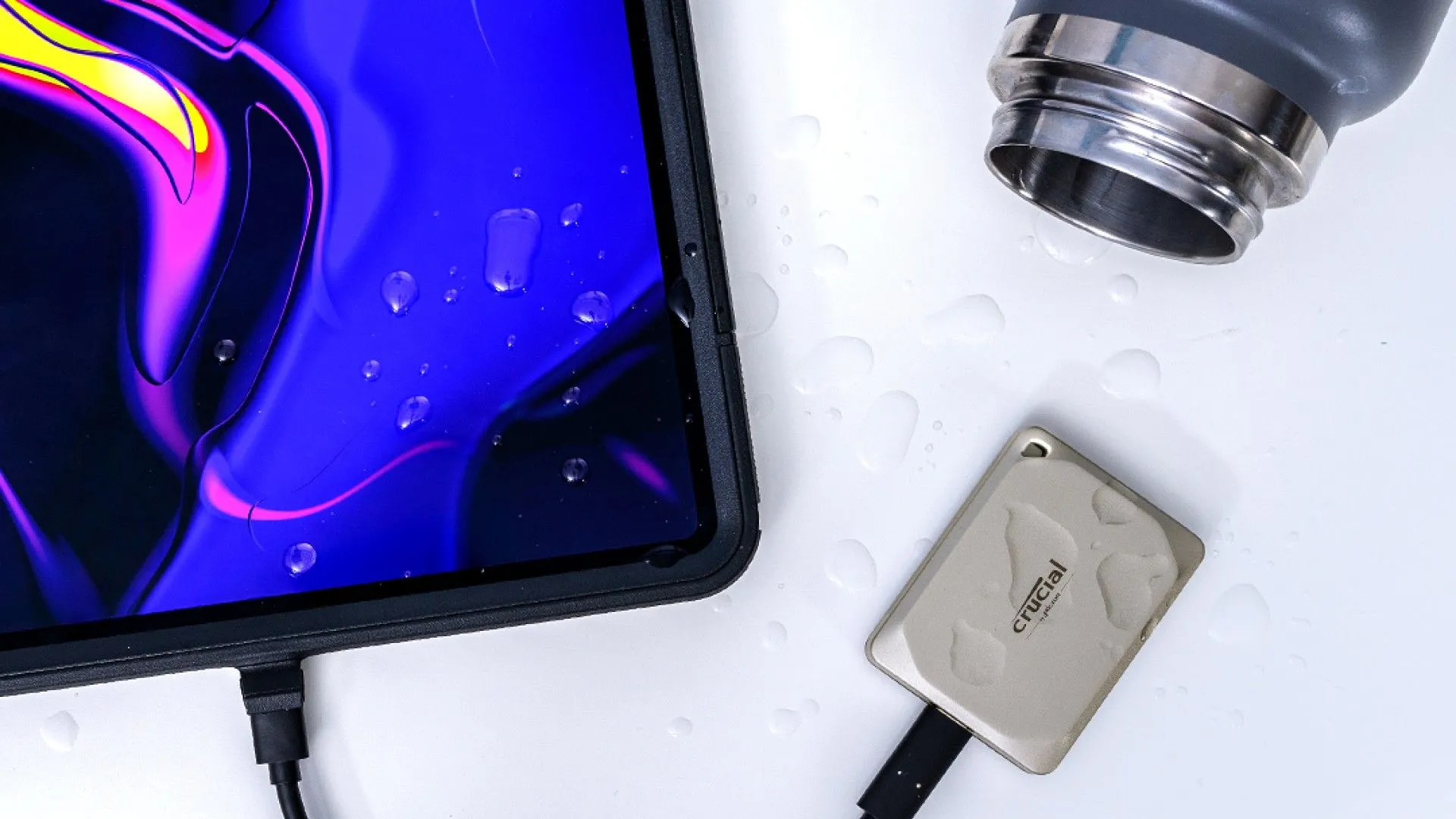 Ổ SSD ngoài Crucial X9 Pro for Mac kết nối với iPad.