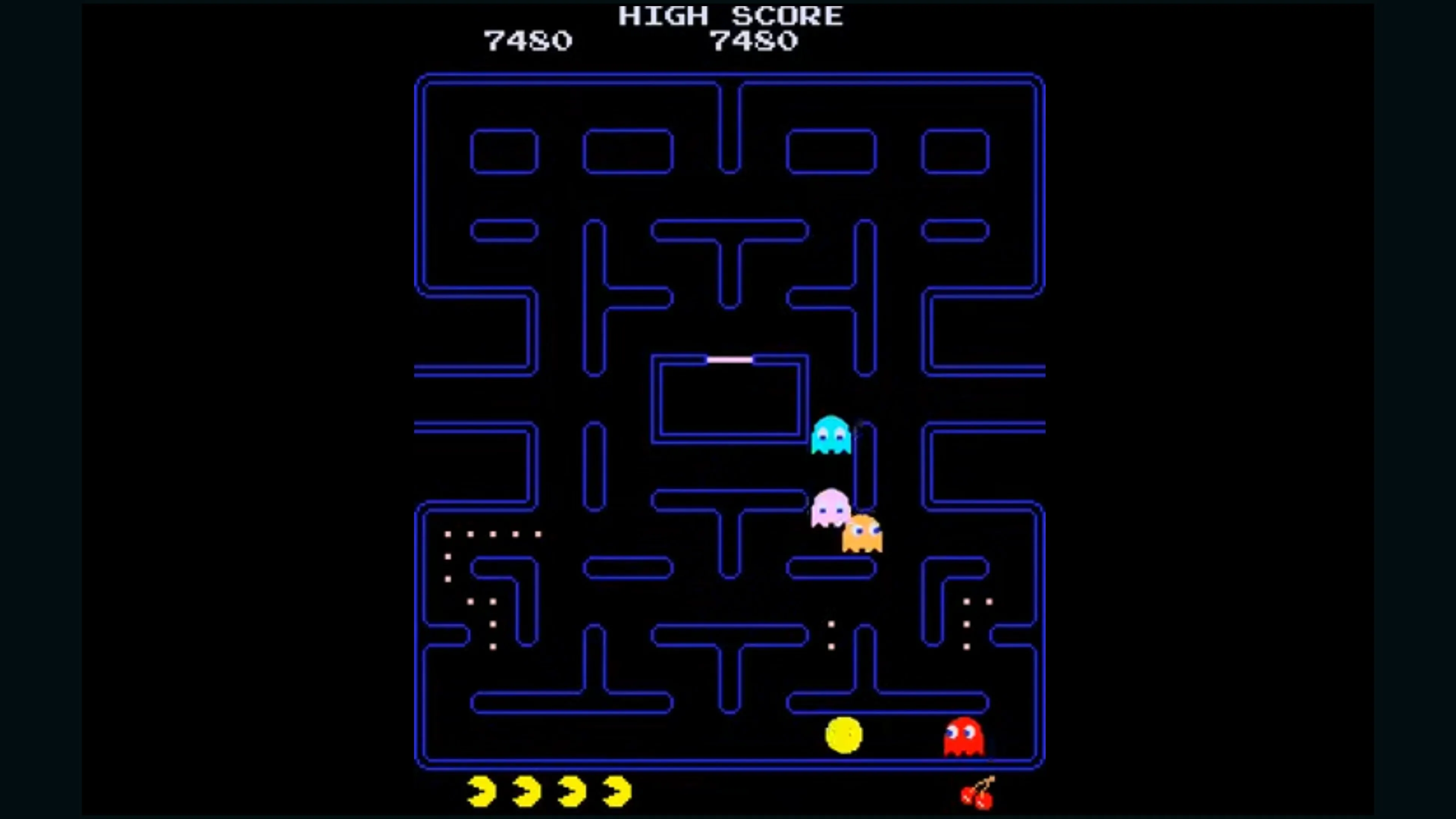 Pac-Man huyền thoại đang di chuyển trong mê cung, ăn chấm và tránh bốn con ma.