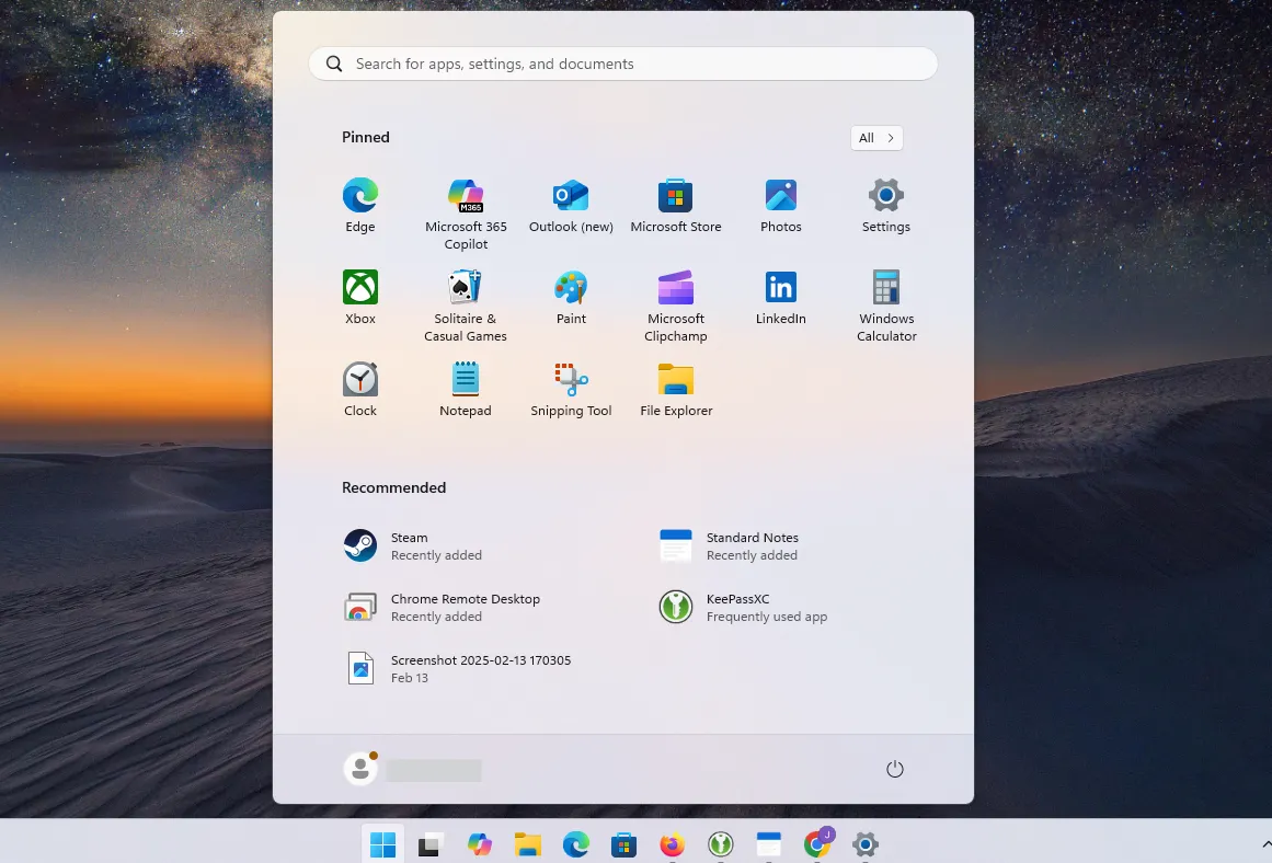 Start menu và thanh tác vụ Windows 11 với biểu tượng Copilot hiển thị