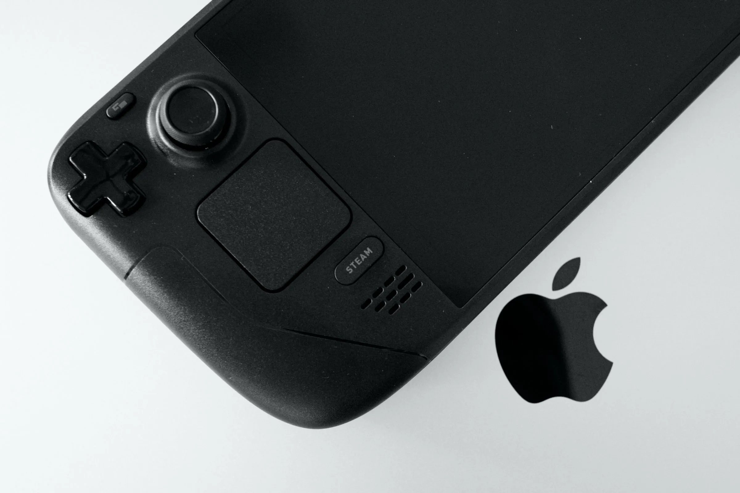 Steam Deck OLED được kết nối với MacBook Pro, minh họa điều khiển từ xa KVM