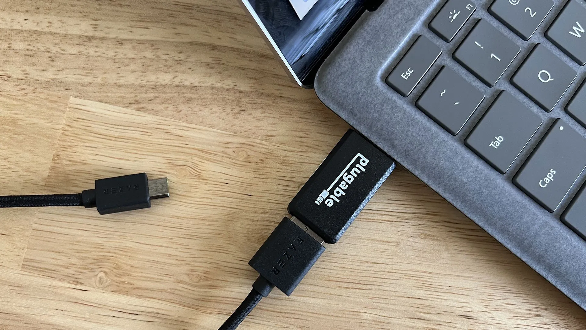 Thiết bị chặn dữ liệu USB (USB data blocker) để bảo vệ khi sạc pin ở nơi công cộng