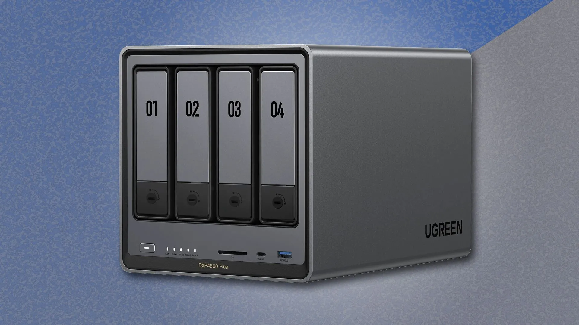 Thiết bị UGREEN DXP4800 Plus màu đen trên nền xanh xám.