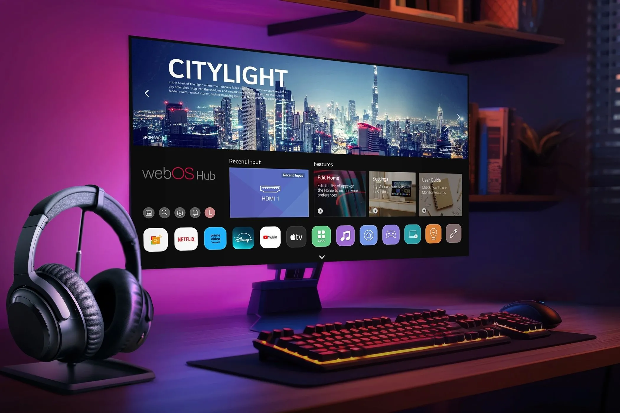 Thiết lập bàn chơi game với màn hình thông minh LG webOS, tai nghe, bàn phím và chuột, thể hiện ứng dụng của webOS ngoài TV