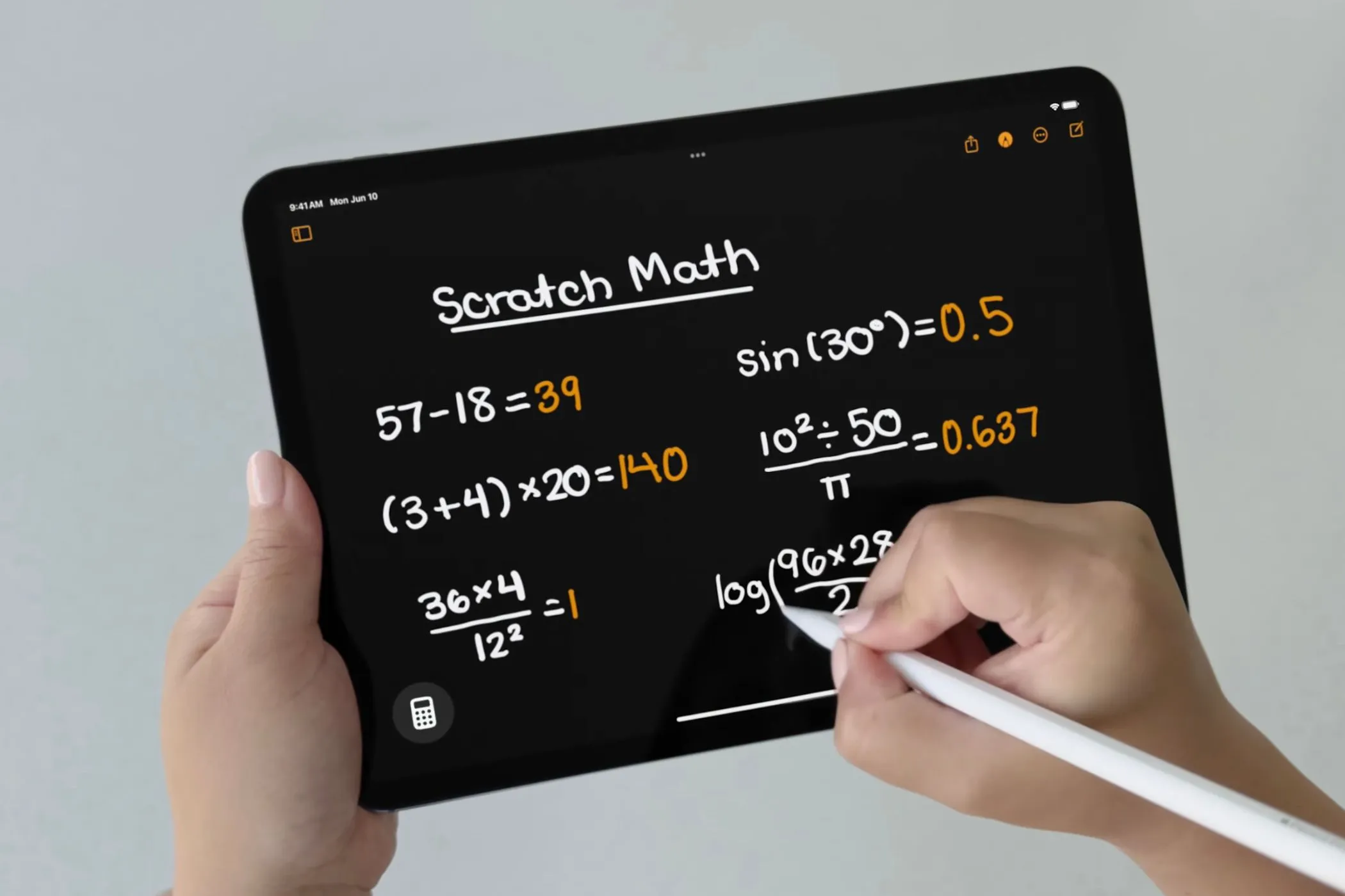 Tính năng Math Notes đang được trình diễn trên iPadOS 18, giúp giải toán trực tiếp trong ghi chú