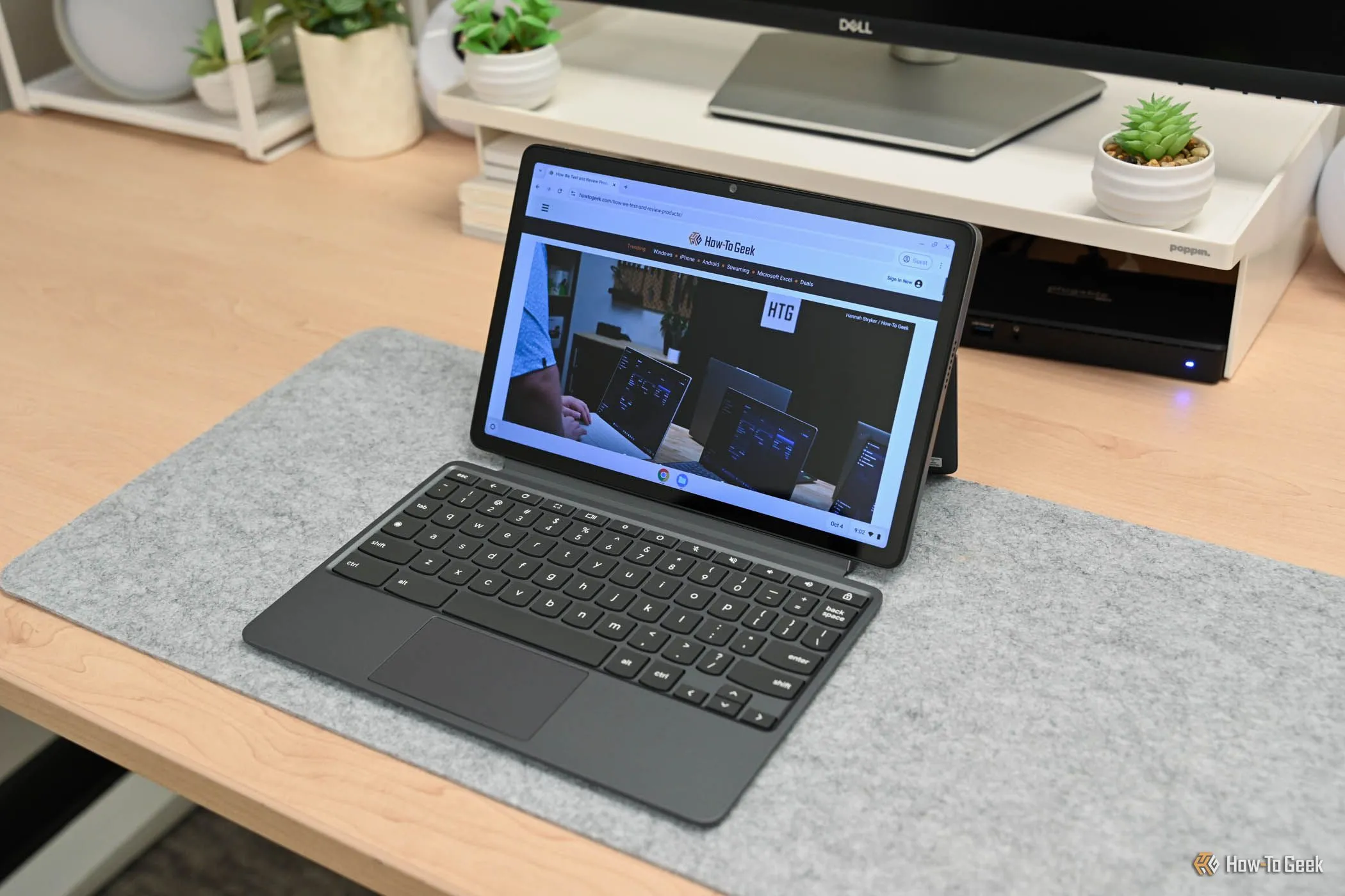 Trang web How-To Geek hiển thị trên Lenovo Chromebook Duet 11-Inch, minh họa việc sử dụng ứng dụng Android và trình duyệt trên Chromebook.