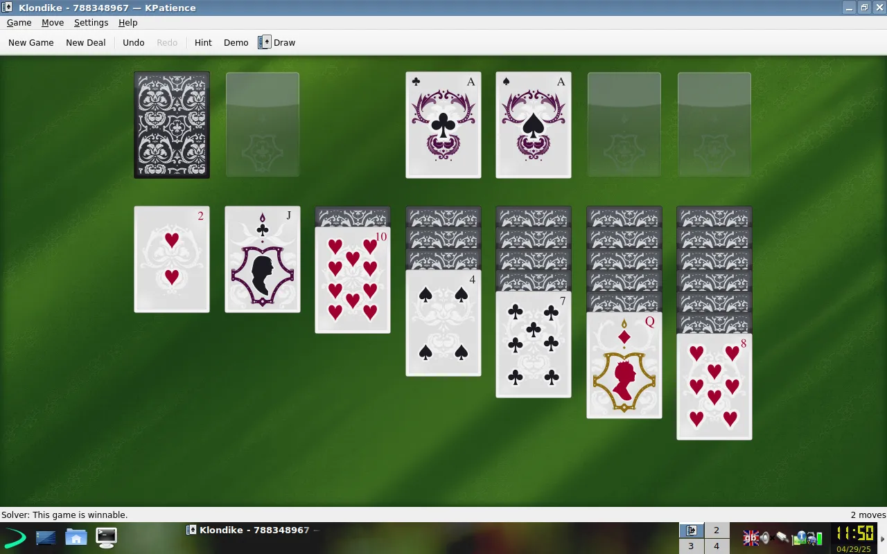 Trò chơi KPatience đang chạy trên EXE GNU/Linux, minh họa quá trình cài đặt phần mềm thông qua APT.